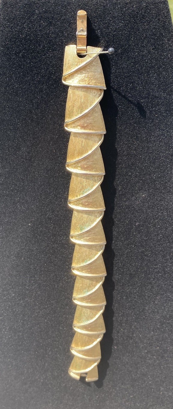 Vintage Trifari Gold Tone Ribbon Bracelet Unique