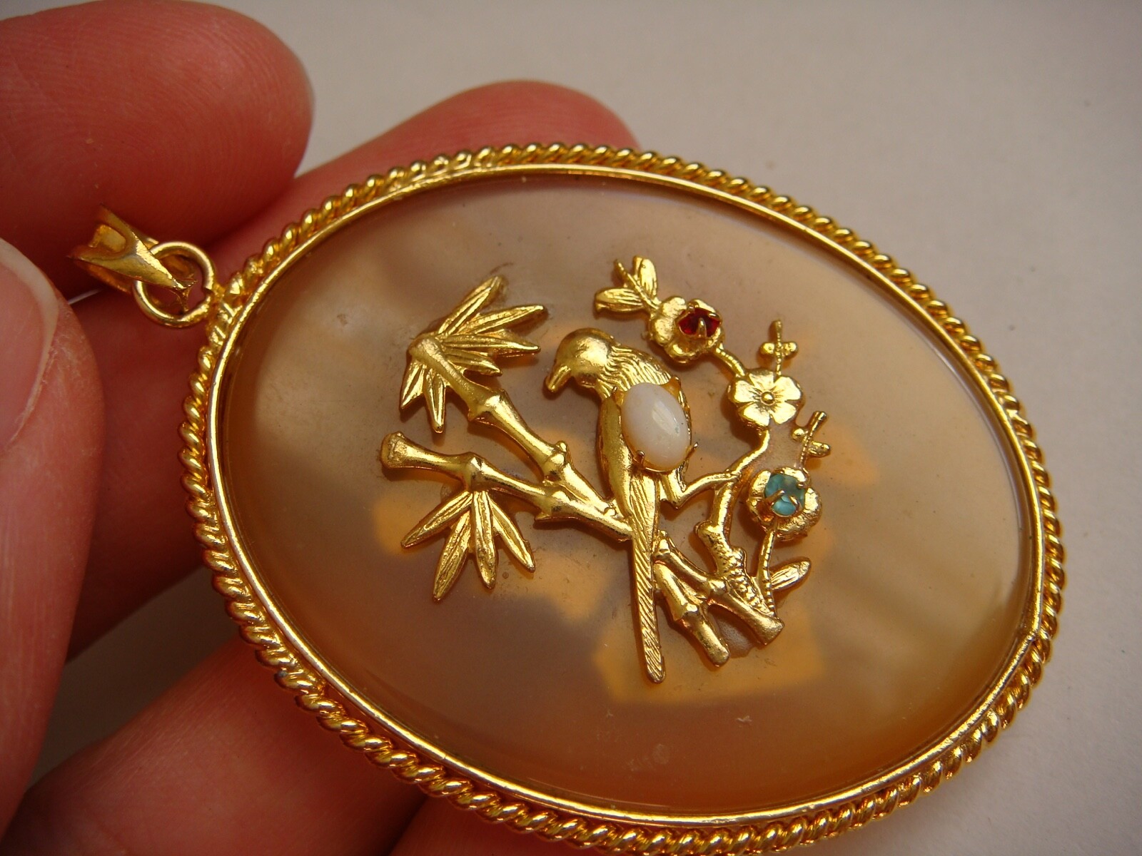 VINTAGE GOLD TONE OVAL CHINESE SYMBOL PENDANT BIRD BAMBOO FAUX OPAL EMERALD RUBY