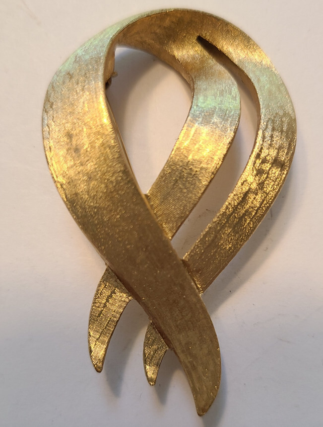 Vintage Signed Monet Brushed Gold Tone Open Swirl Ribbon Brooch Pin – 2 inches