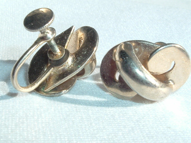 VINTAGE GOLD TONE TWISTED KNOT SCREW BACK EARRINGS