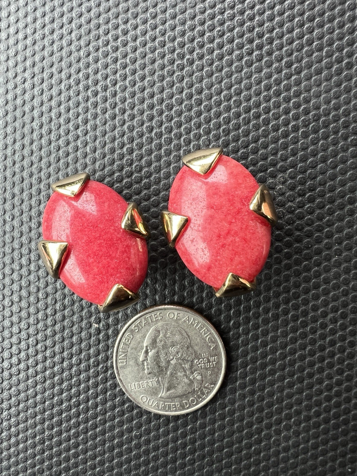 VTG Gold Tone CINER Oval Dome Cabochon Clip On Earrings Faux CORAL Glass Signed