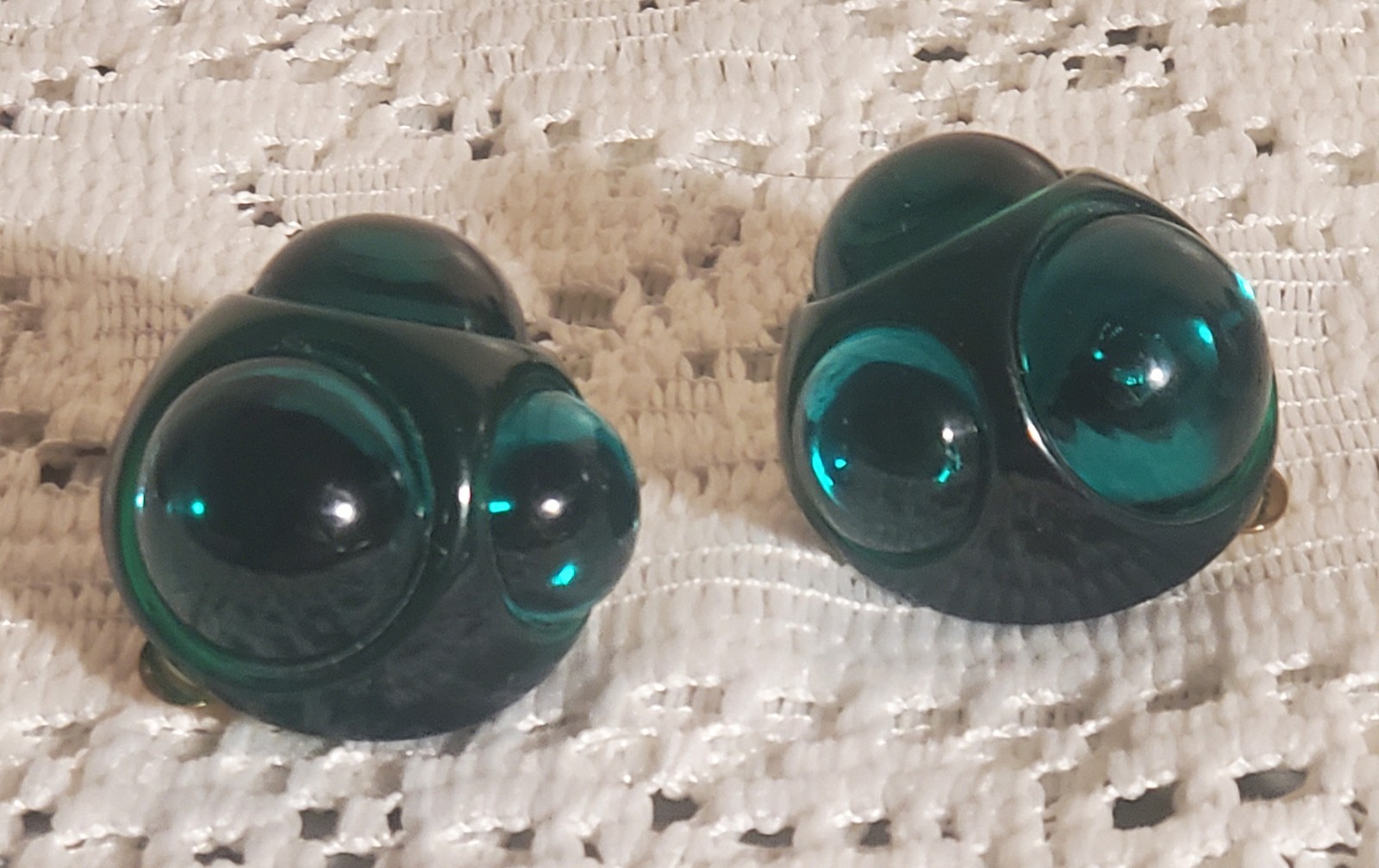 HUGE VTG 80S VOGUE STYLE GREEN ON GREEN EARRINGS CHUNKY MOGAL LUCITE CLIP-ON