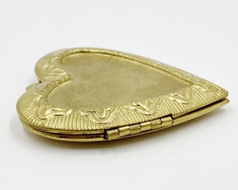 VINTAGE BRASS HEART VICTORIAN SCROLL FRAME INSET CENTER 43mm LOCKET PENDANT 5298