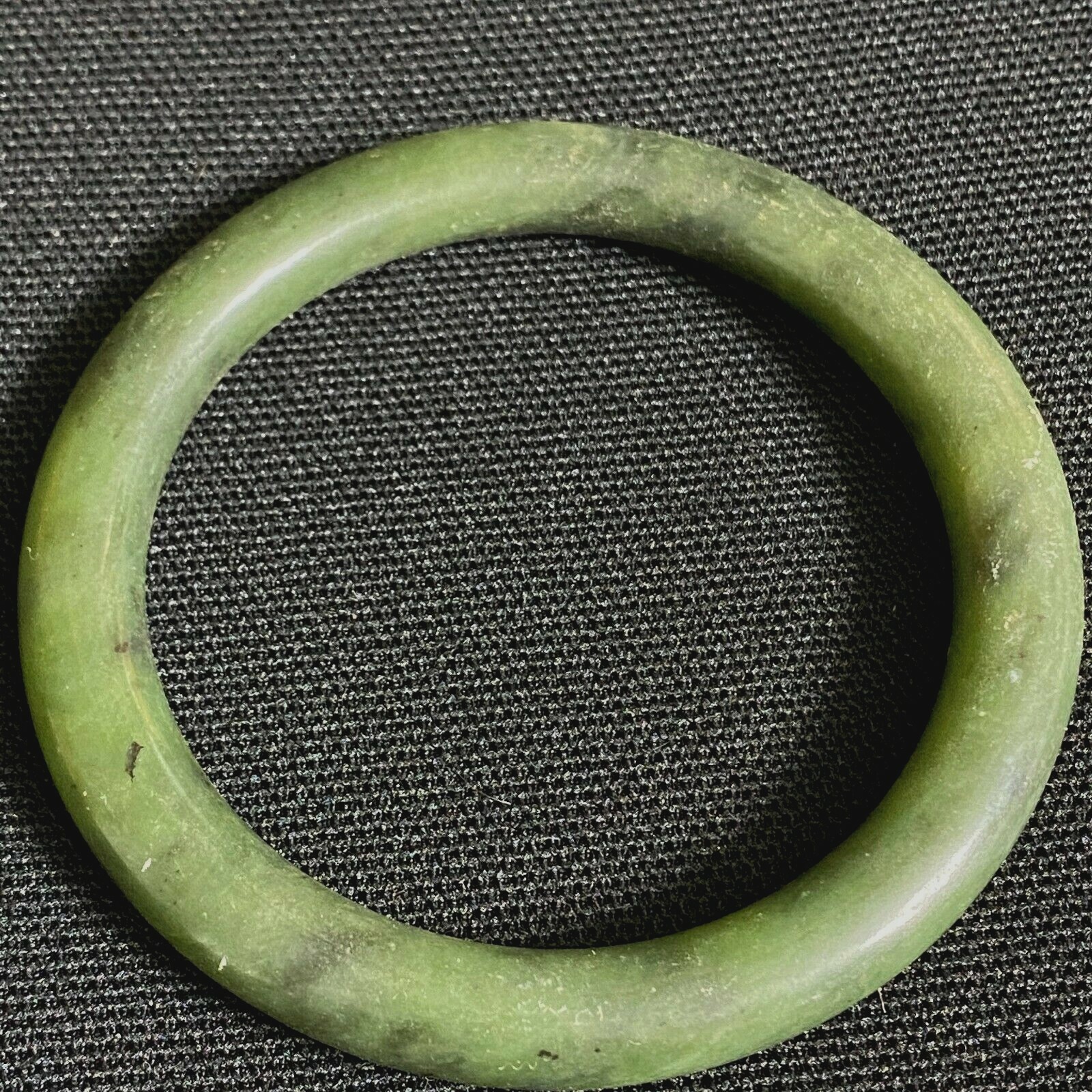 CLASSIC STURDY LOVELY VINTAGE ESTATE GREEN QUARTZ BANGLE BRACELET 7 3/8″ LONG