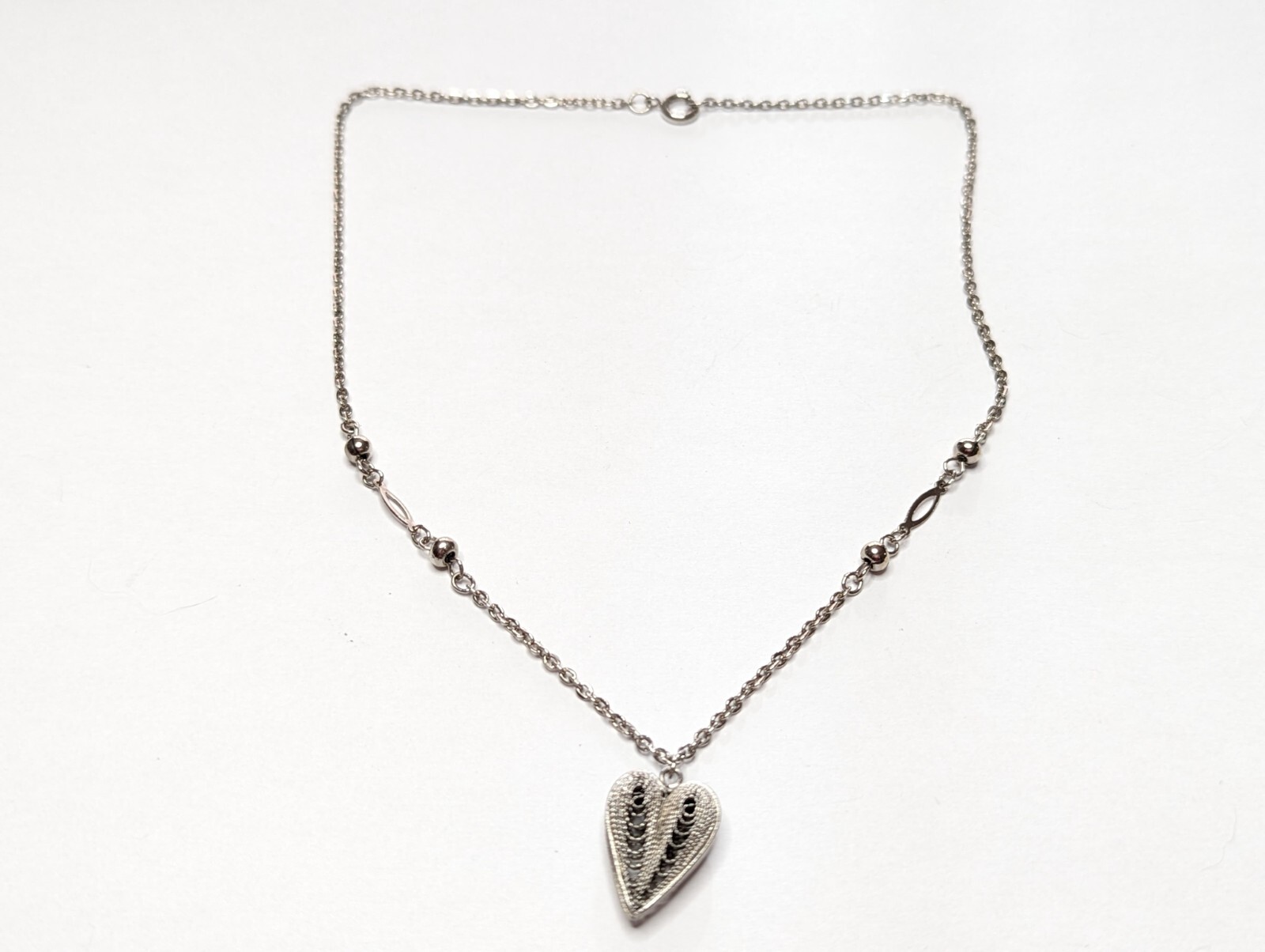 Vintage Silver Tone Openwork Filigree Heart Pendant Station Necklace 17″ Long