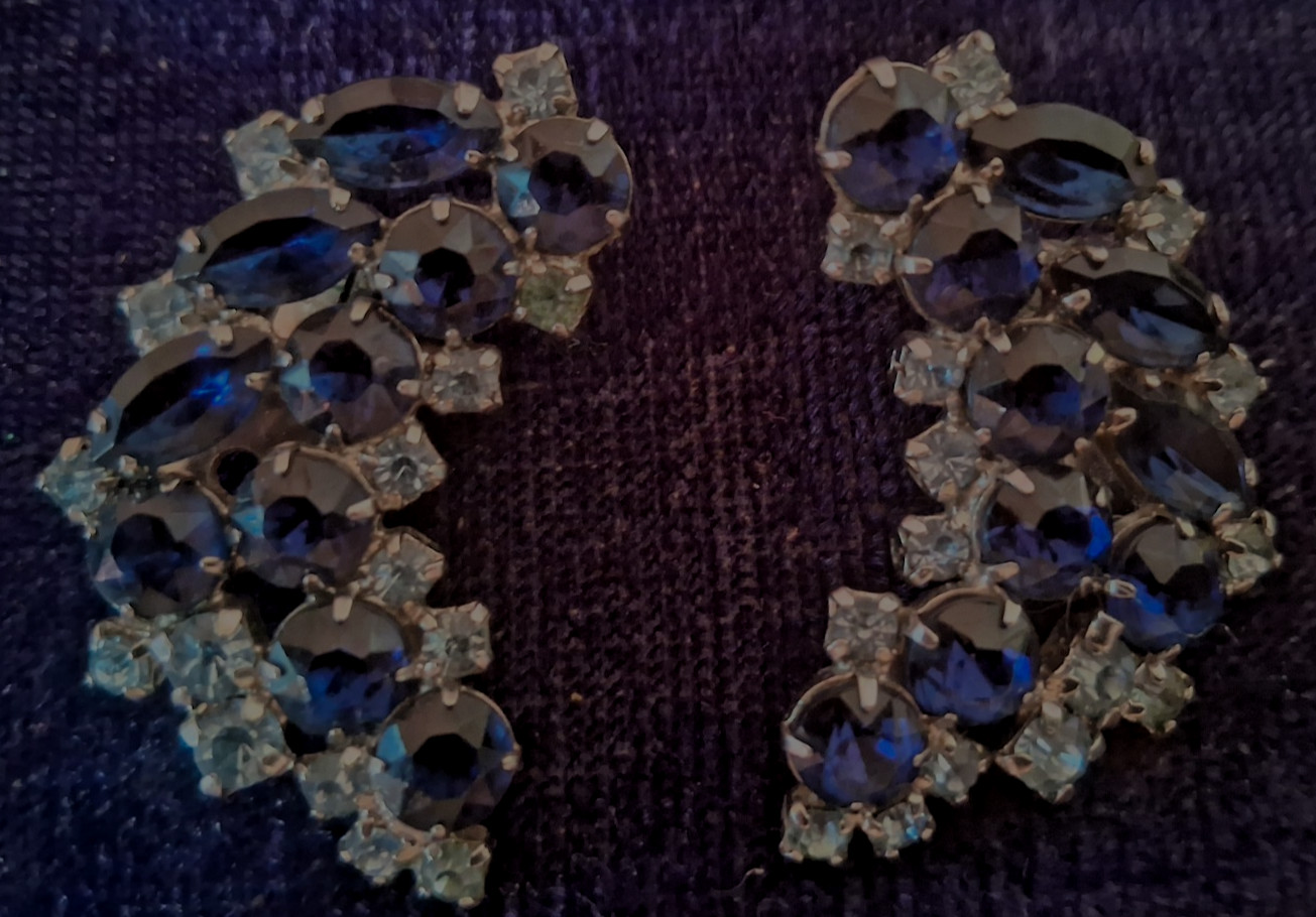 UNBRANED VINTAGE 1.5 X 3/4 ” WIDE DARK & LIGHT BLUE RHINESTONE CLIP EARRINGS