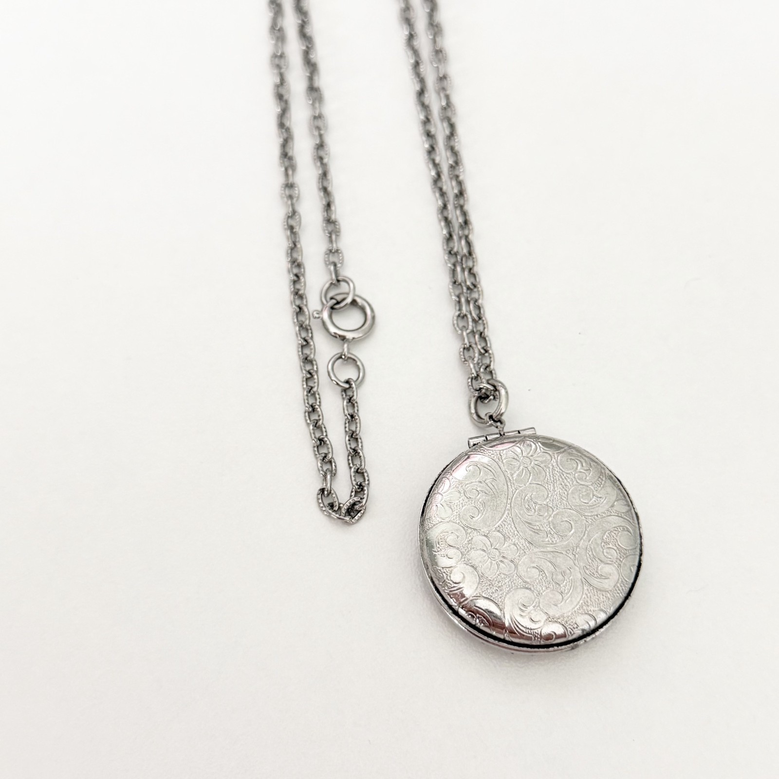 Vintage Round Silver Tone Puffy Locket Etched Scroll Pendant Chain Necklace 25″