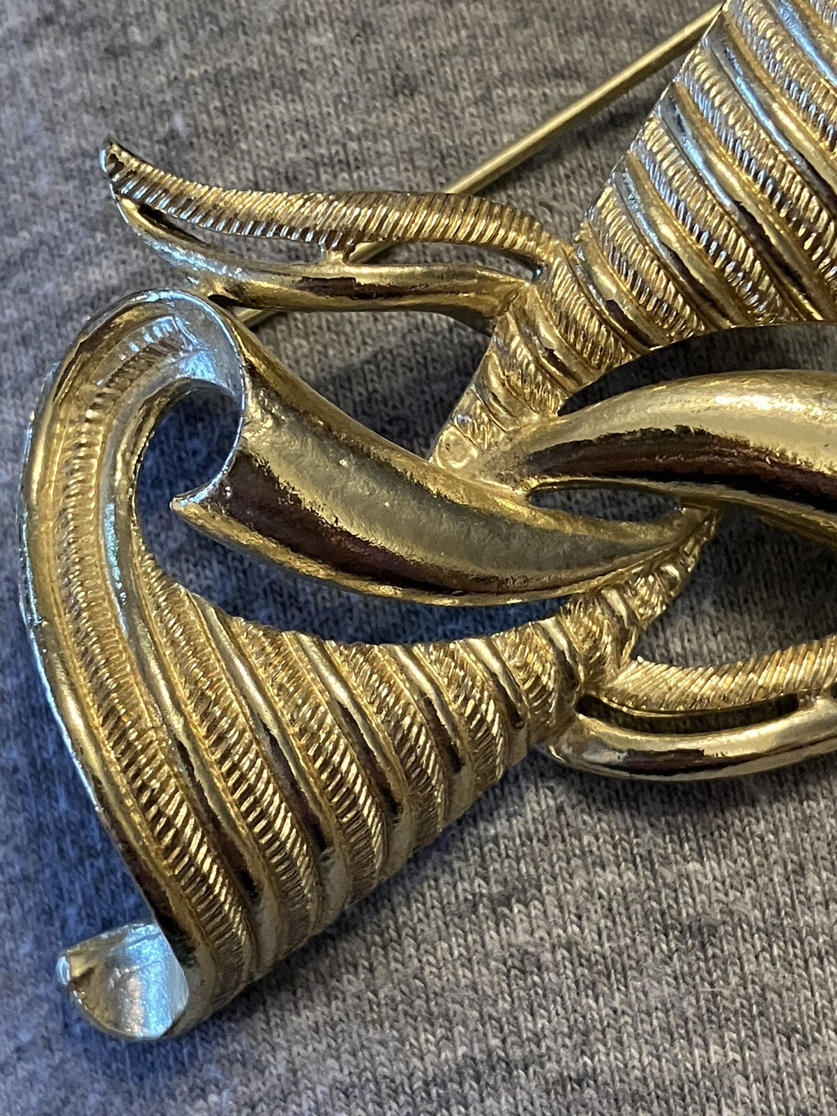 Vintage Gold Tone Brooch Textured Flowy Ribbons