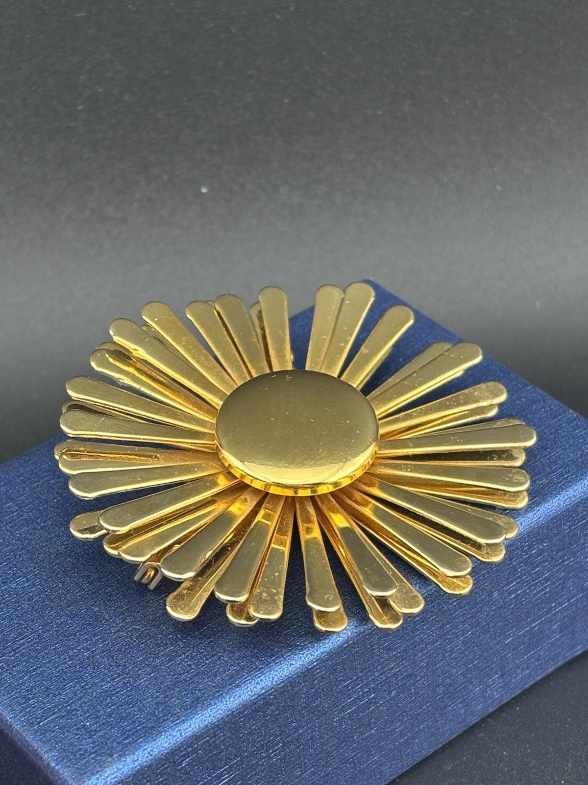 Daisy Flower 1960’s Mod Retro Pop VTG Gold Tone 3D Brooch Pin