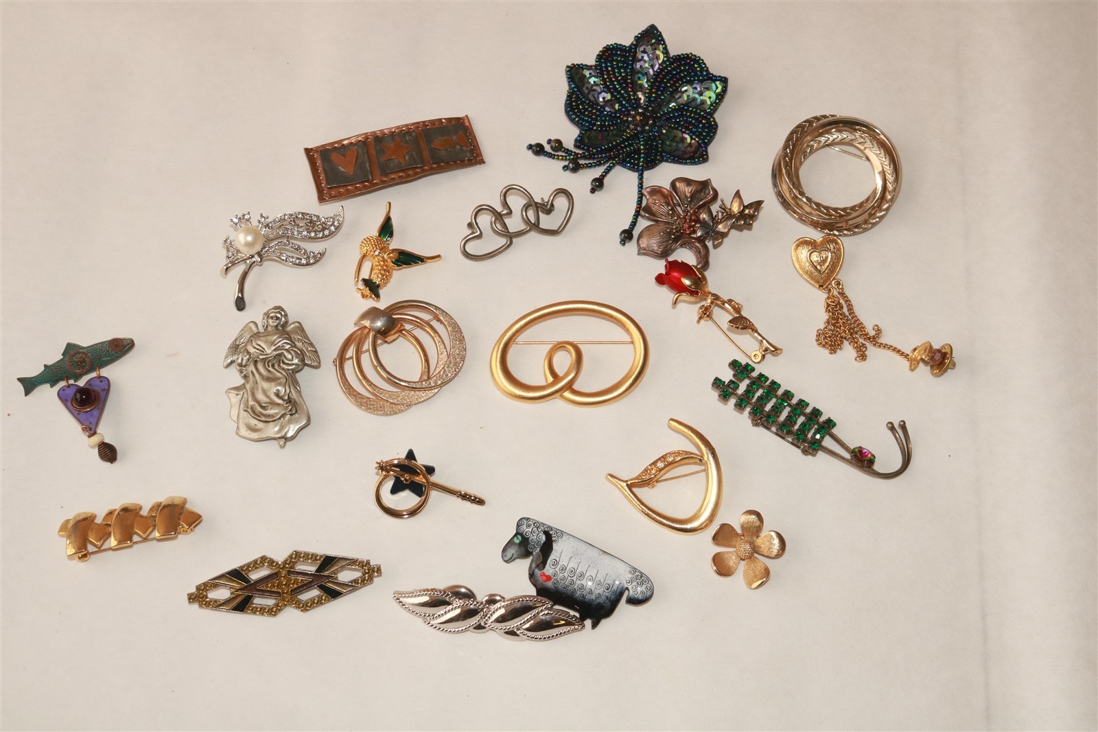 LOT OF 20 DIFFERENT VINTAGE TO MODERN BROOCHES PINS – Lot #6