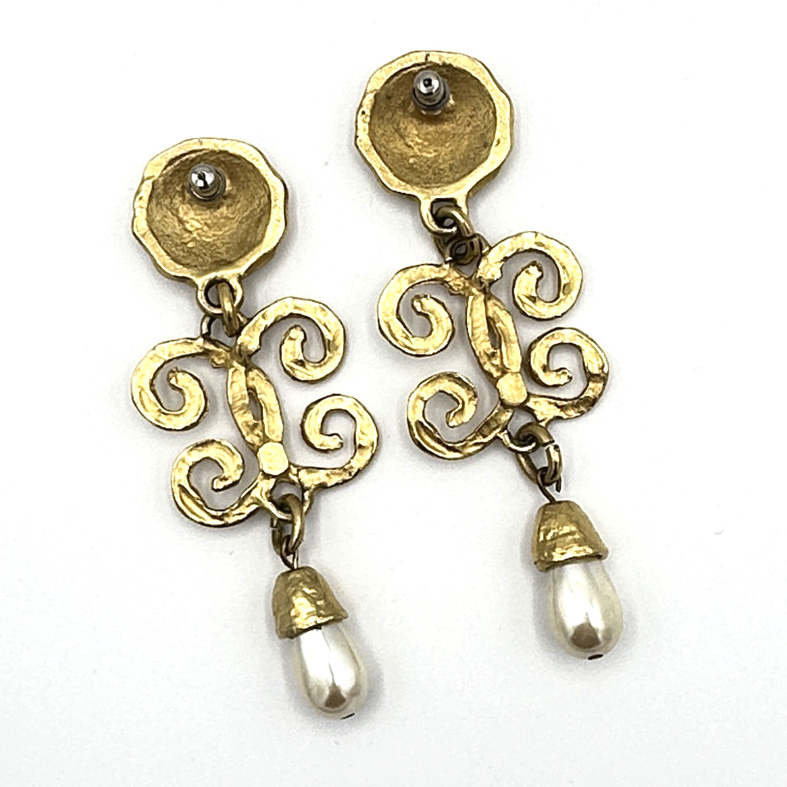 RUNWAY vintage 1980s earrings – matte gold-tone faux pearl 3.25″ long drop