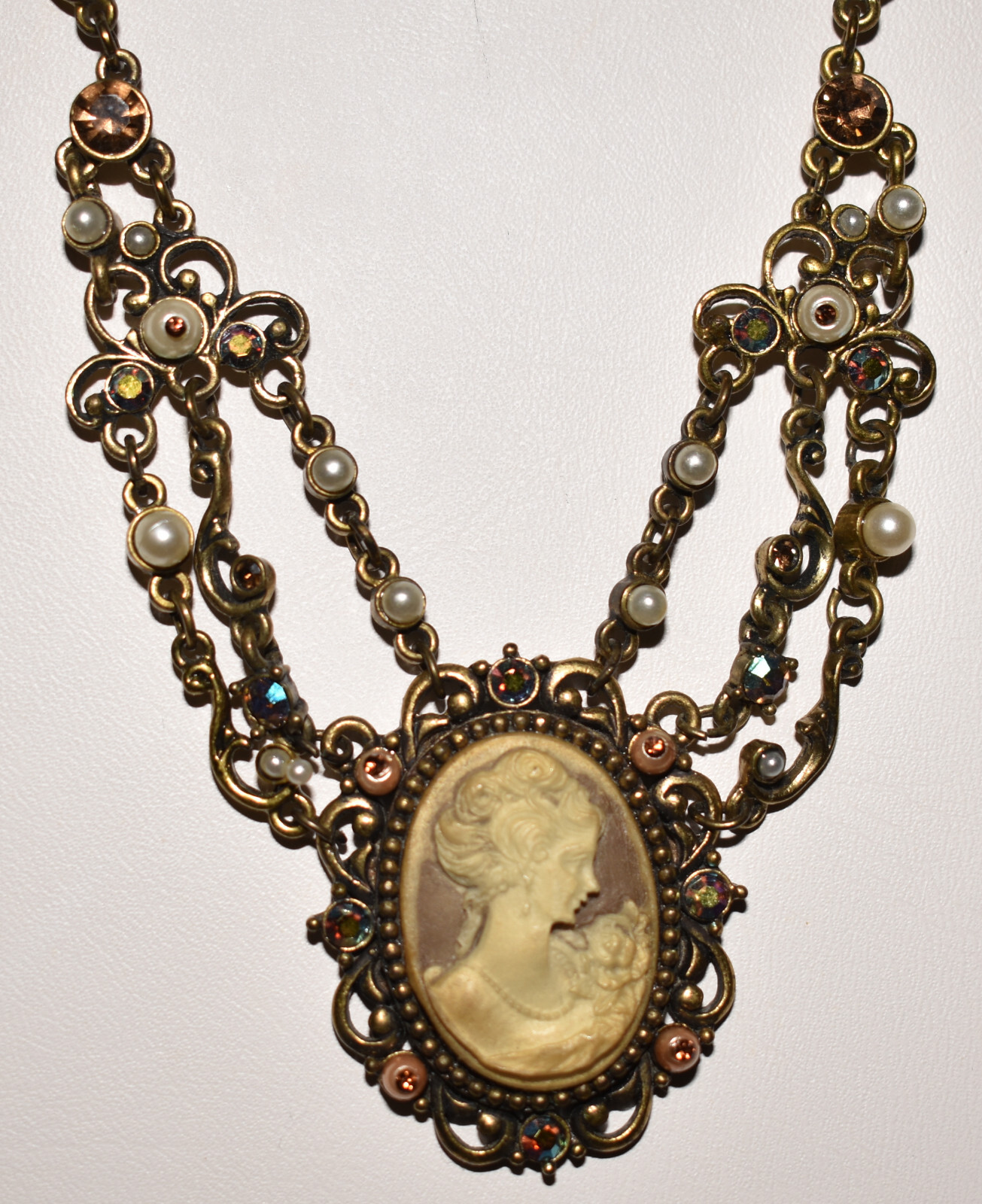 Vintage 1920-50’s Cameo Necklace w Black Velvet Cord & Matching Dangle Earrings