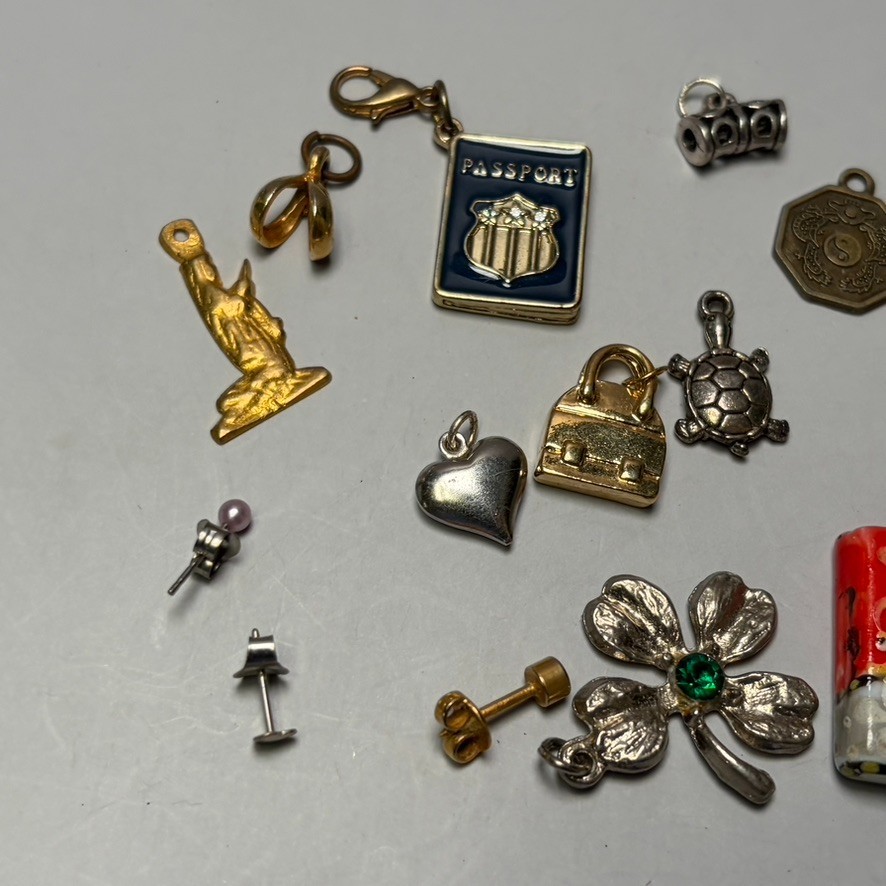 VINTAGE ESTATE JEWELRY LOT of 16 Pendants Charms Dangles