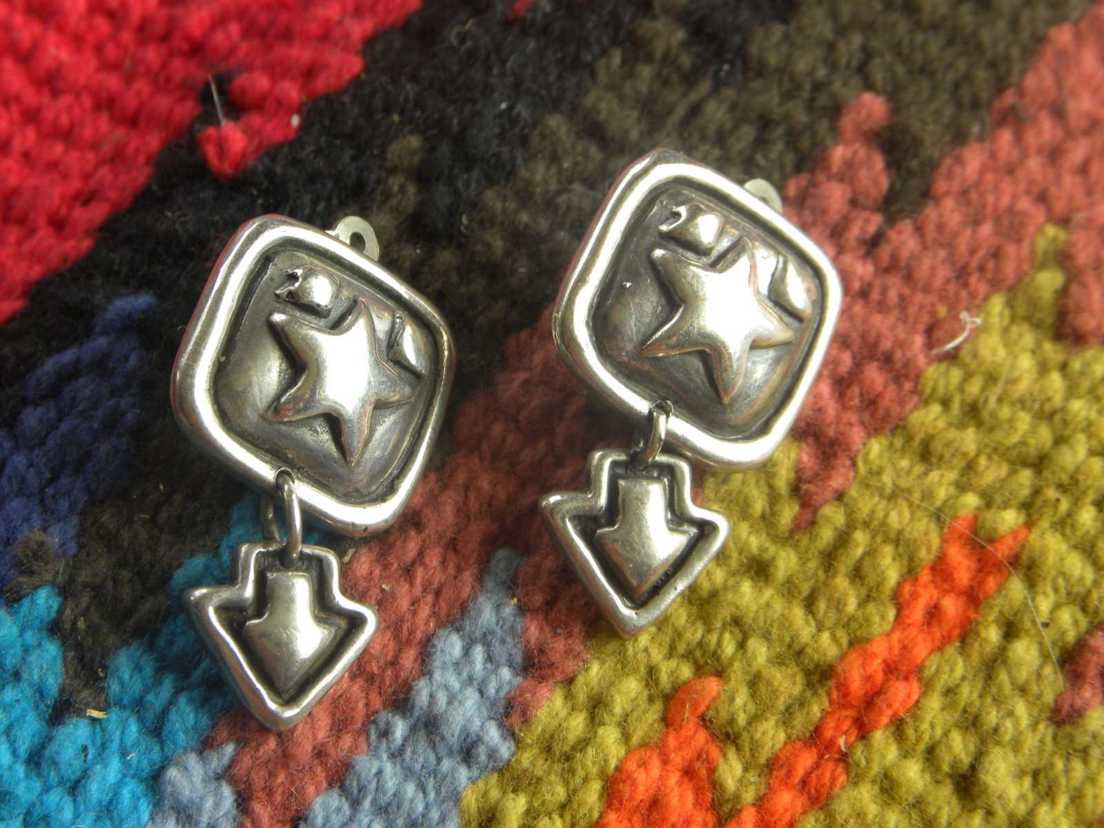 VINTAGE DIAN MALOUF STERLING SILVER STAR W/ ARROWS CLIP ON EARRINGS 1-1/4″