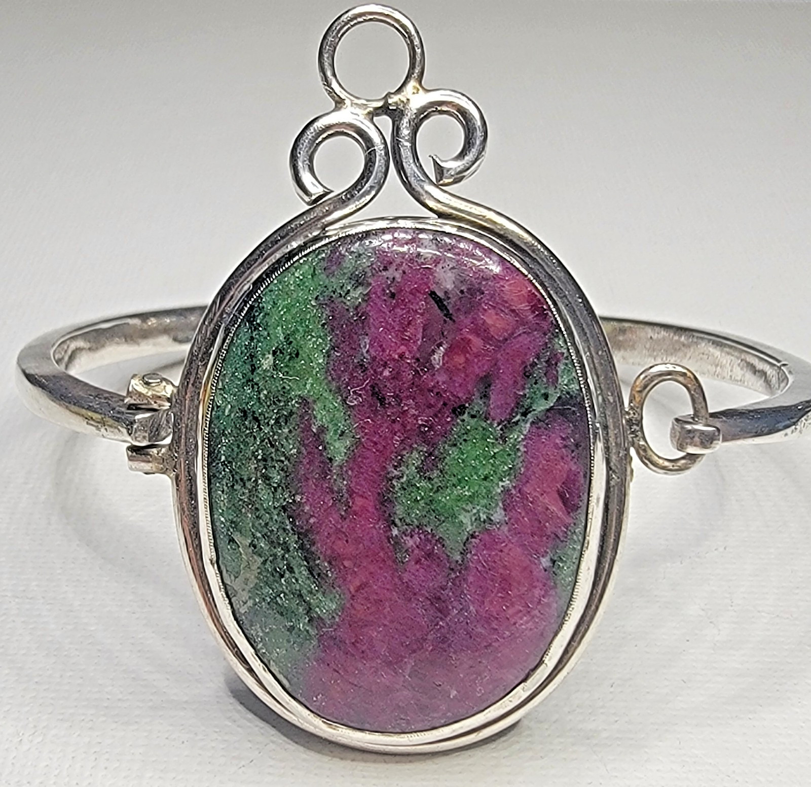 VTG Estate Piece Large RUBY ZOISITE Oval Cab Silver Latch Bangle BRACELET 44g