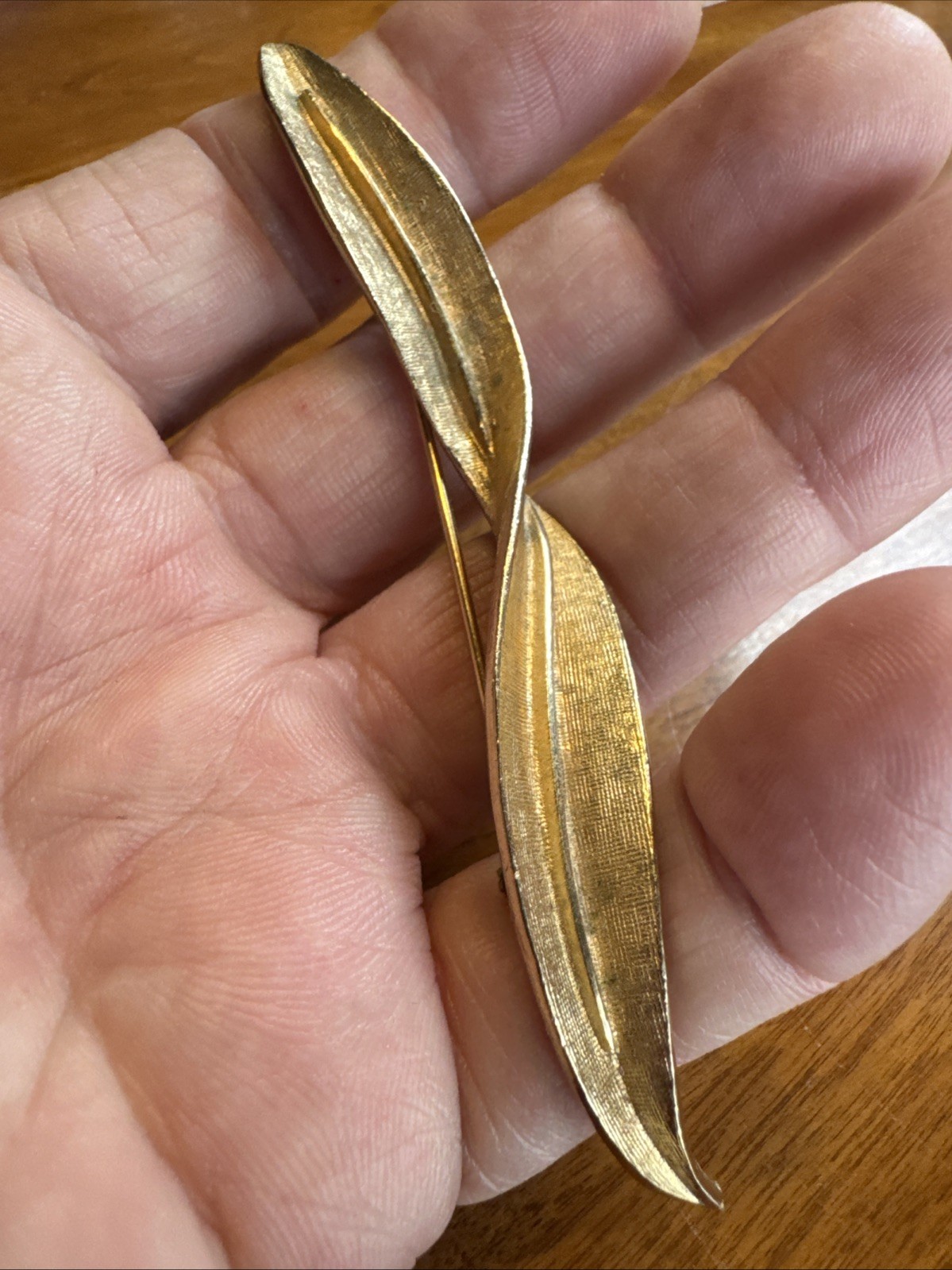 CORO Signed Vntg Long Leaf w/ Twist Gold Pin BroochTextured Gold tone 4.25″ EUC