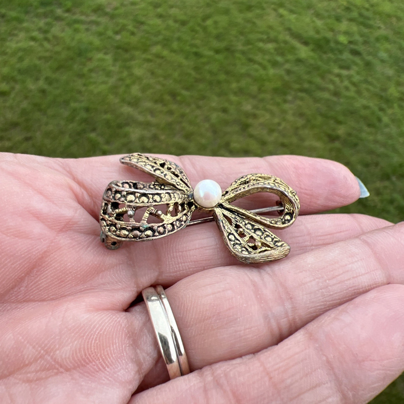 Vintage Gold Tone Filigree Bow Brooch Pin￼ Faux Pearl Center Ribbon Pin Jewelry
