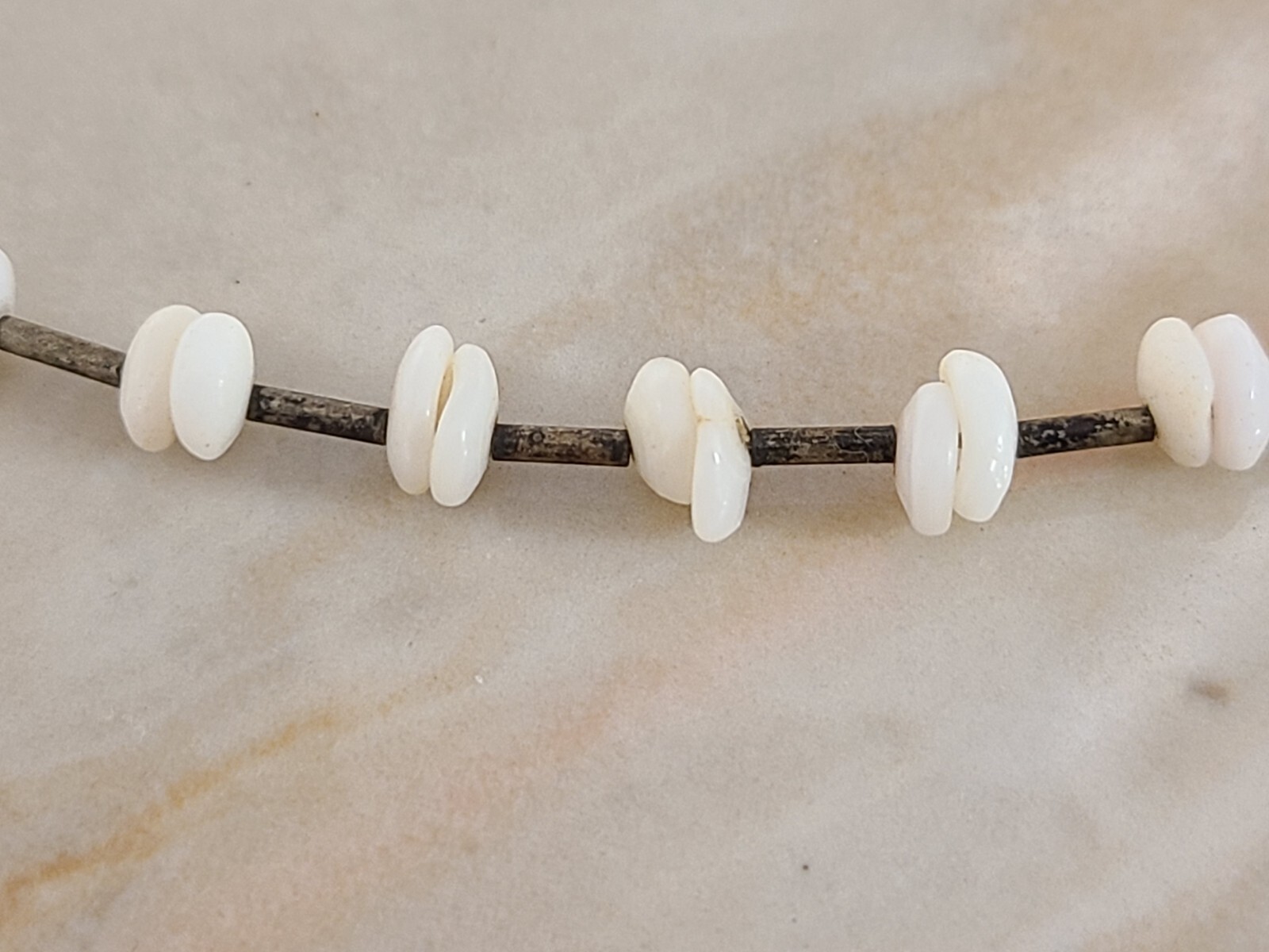 VTG 70s HAWAIIAN WHITE BOHO PUKA SHELL SURFER BEACH BEADED NECKLACE B2