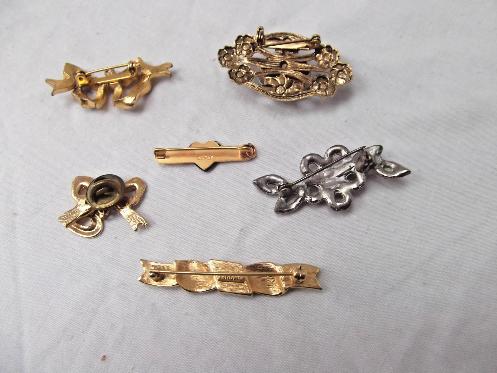vtg lot 6 jewelry brooch pin Monet rhinestones bows hearts goldtone Victorian