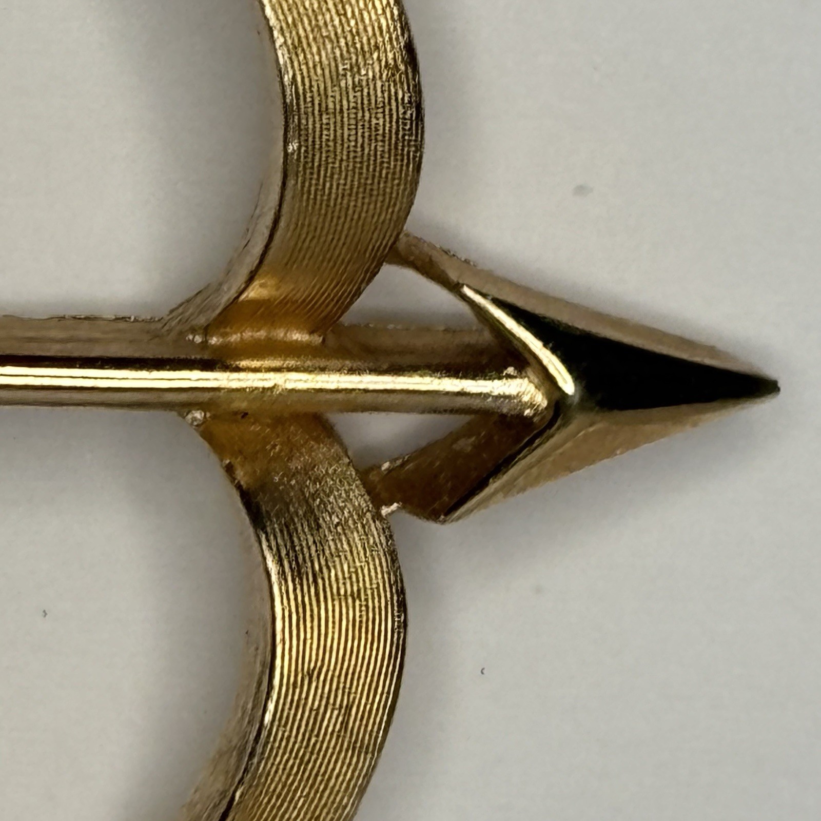 Crown Trifari Signed Vintage Textured Gold Tone Bow & Arrow Brooch Pin
