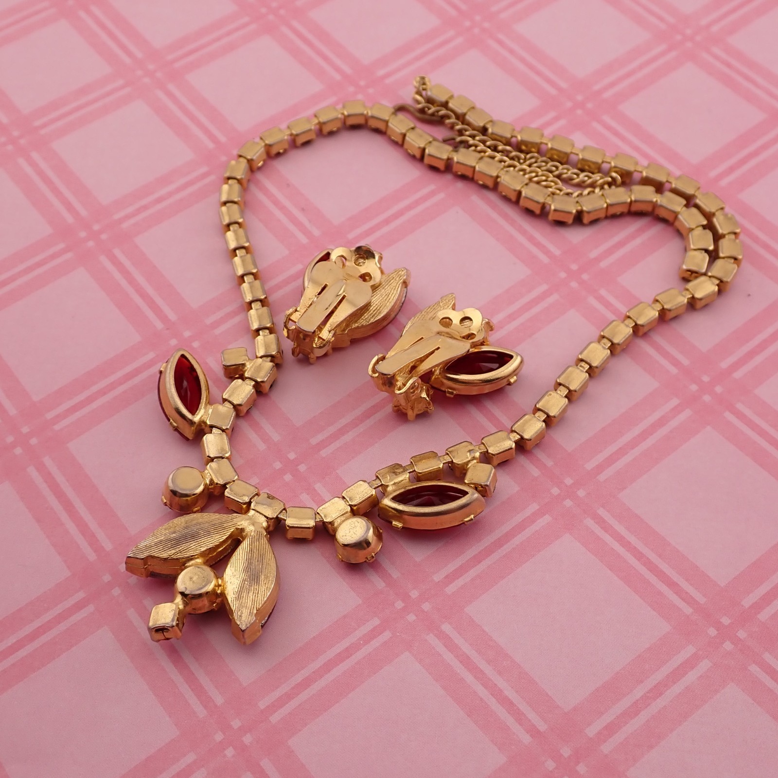 VTG Red Rhinestone Iridescent Marquise 18″ Adj Necklace Gold Tone Earring Set