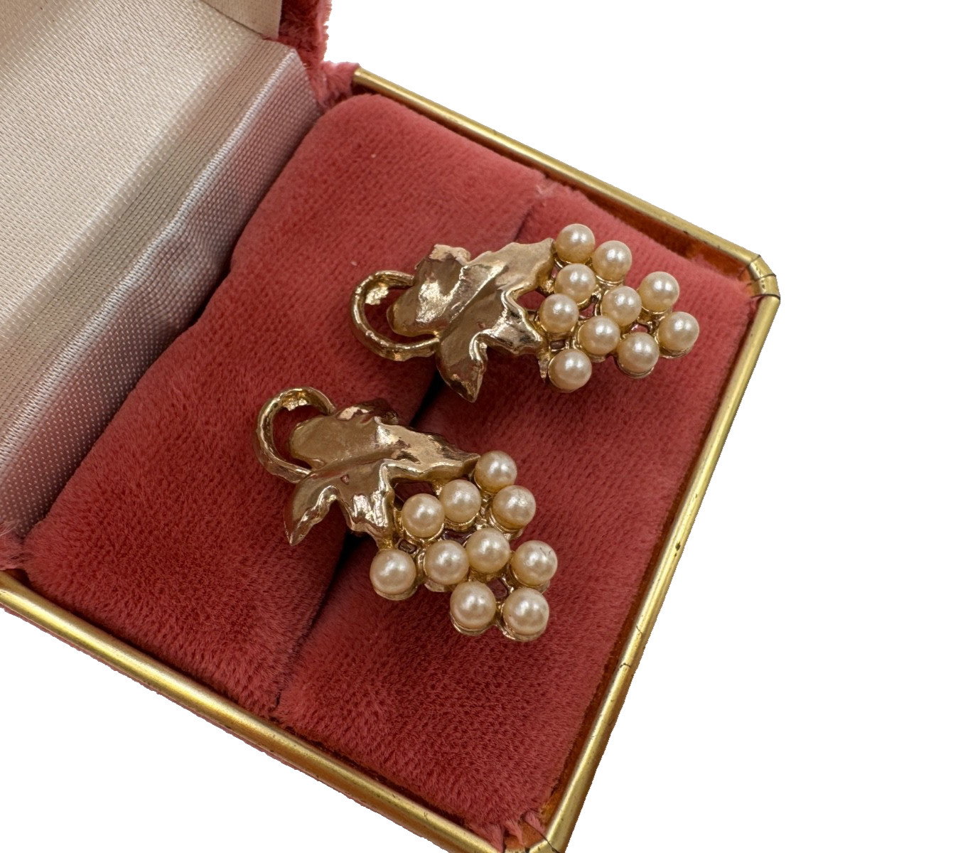 GRAPE CLUSTERS FAUX GLASS PEARLS WITH GOLD LEAF PRETTY VNTG EARRINGS SCREW BACKS