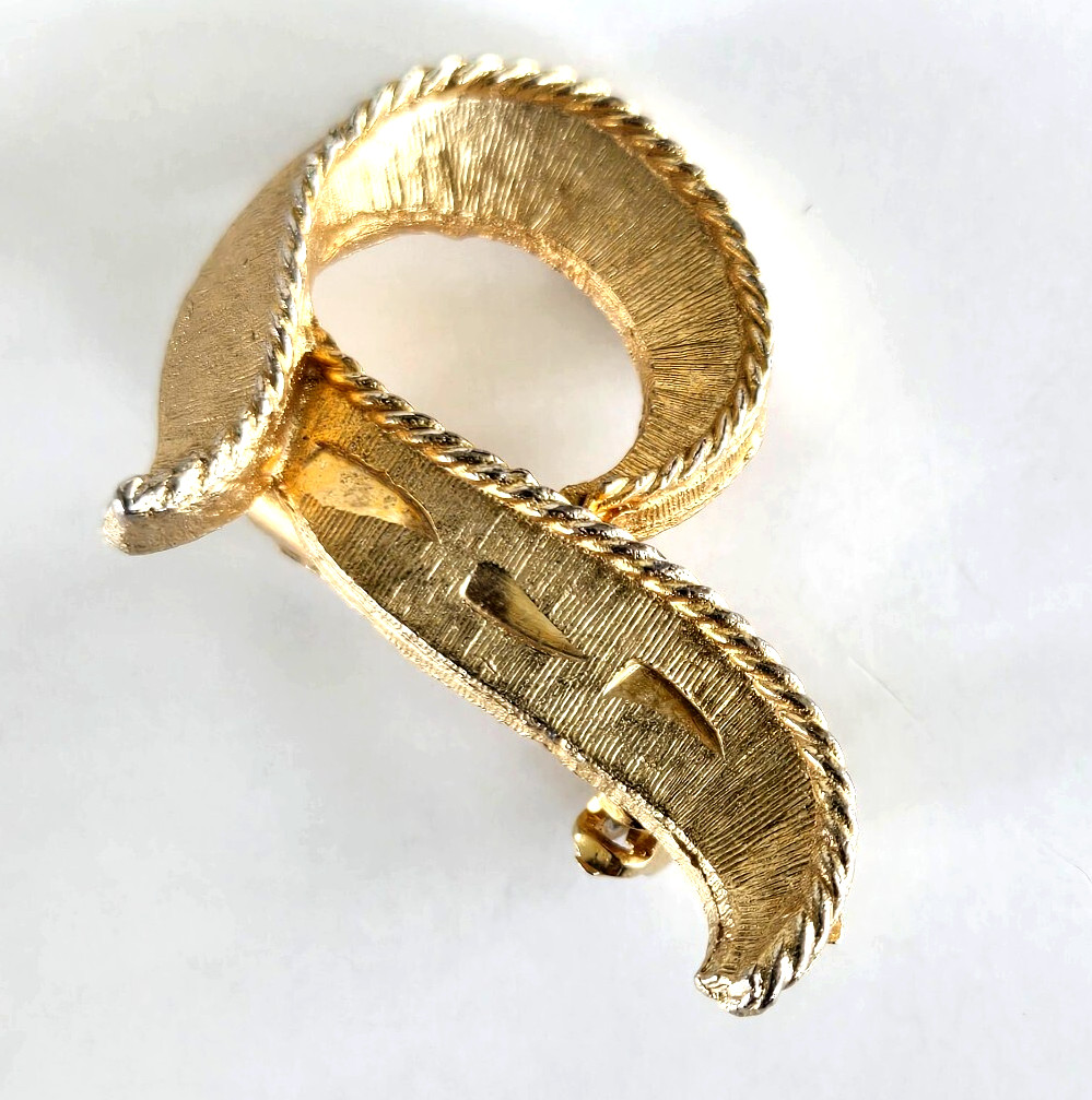Vintage Initial Letter P Diamond Cut & Textured Gold Tone Pin 1-1/8″