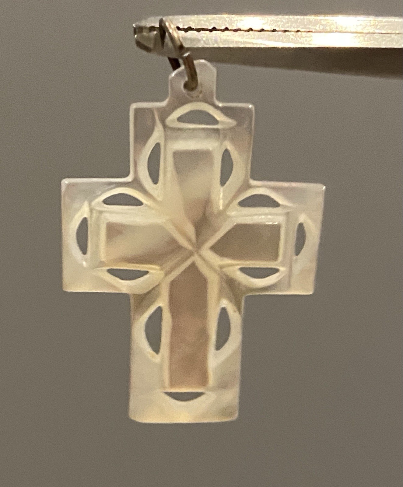 Beautiful Vintage Carved Mother of Pearl Cross Pendant 1.52gr