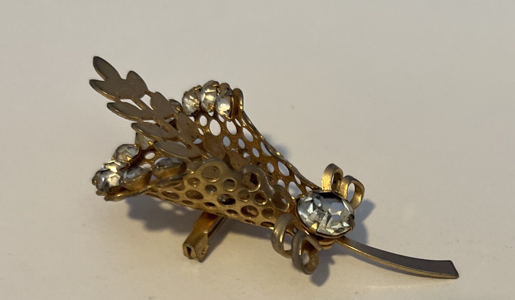 Vintage Retro Unsigned Rhinestone Flower Bouquet Gold Tone 3D Pin Brooch 2.25”