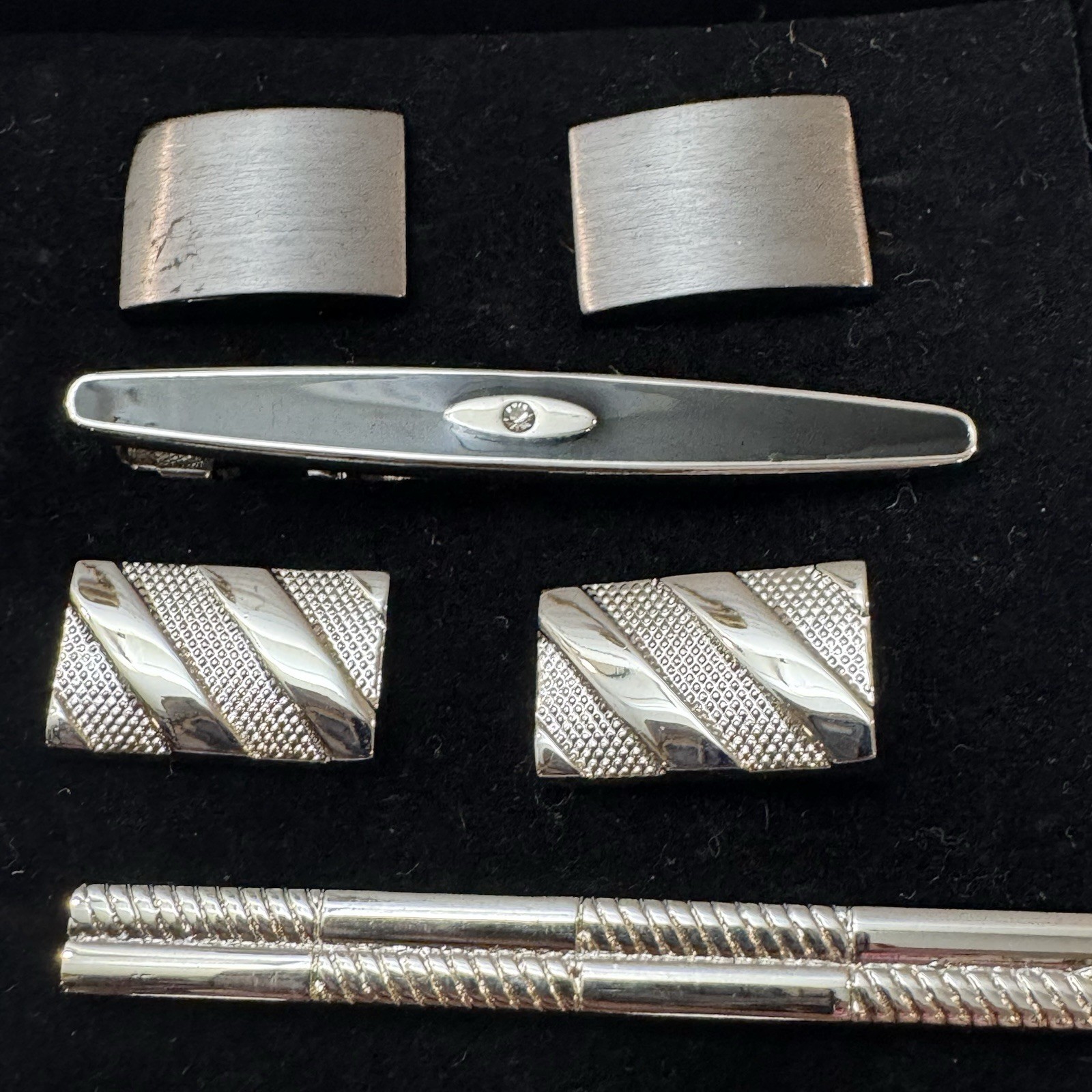 Lot of Cufflinks and Tie Clips Gold Tone Silver Tone Gunmetal 11 Pieces