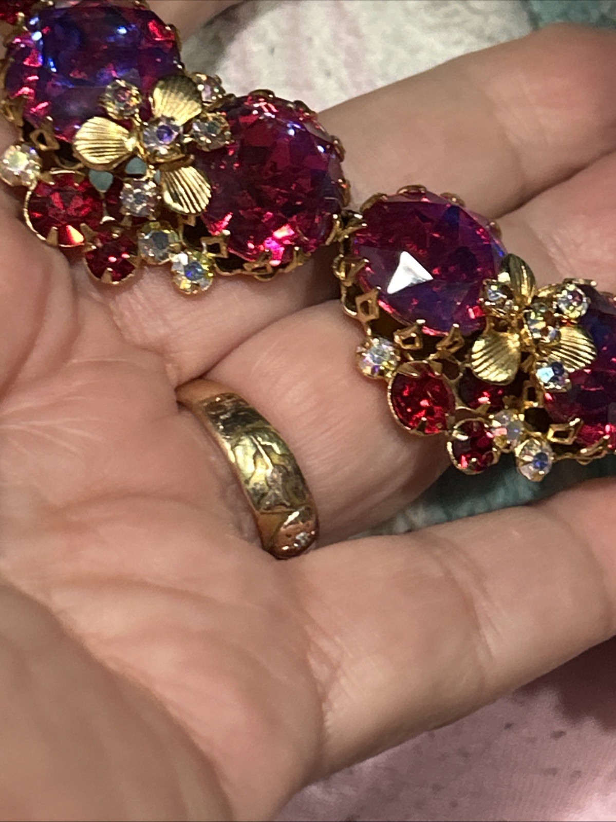 Vtg Stunning UnSigned REGENCY Iridescent Red Glass Stones AB Demi Parure Set