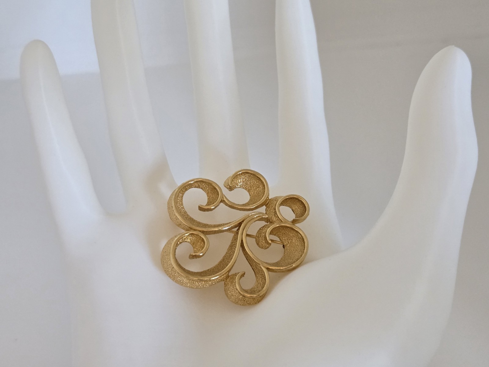 Vintage Crown Trifari Gold Plated Swirl Ribbon Design Brooch 1 3/4″