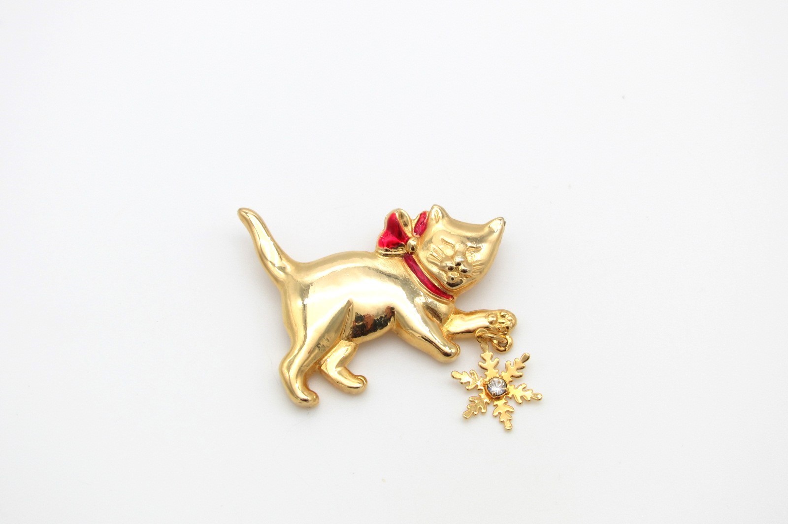 Vtg Lia Gold Tone Christmas Cat Brooch w/Enamel, Snowflake Dangle & Rhinestone