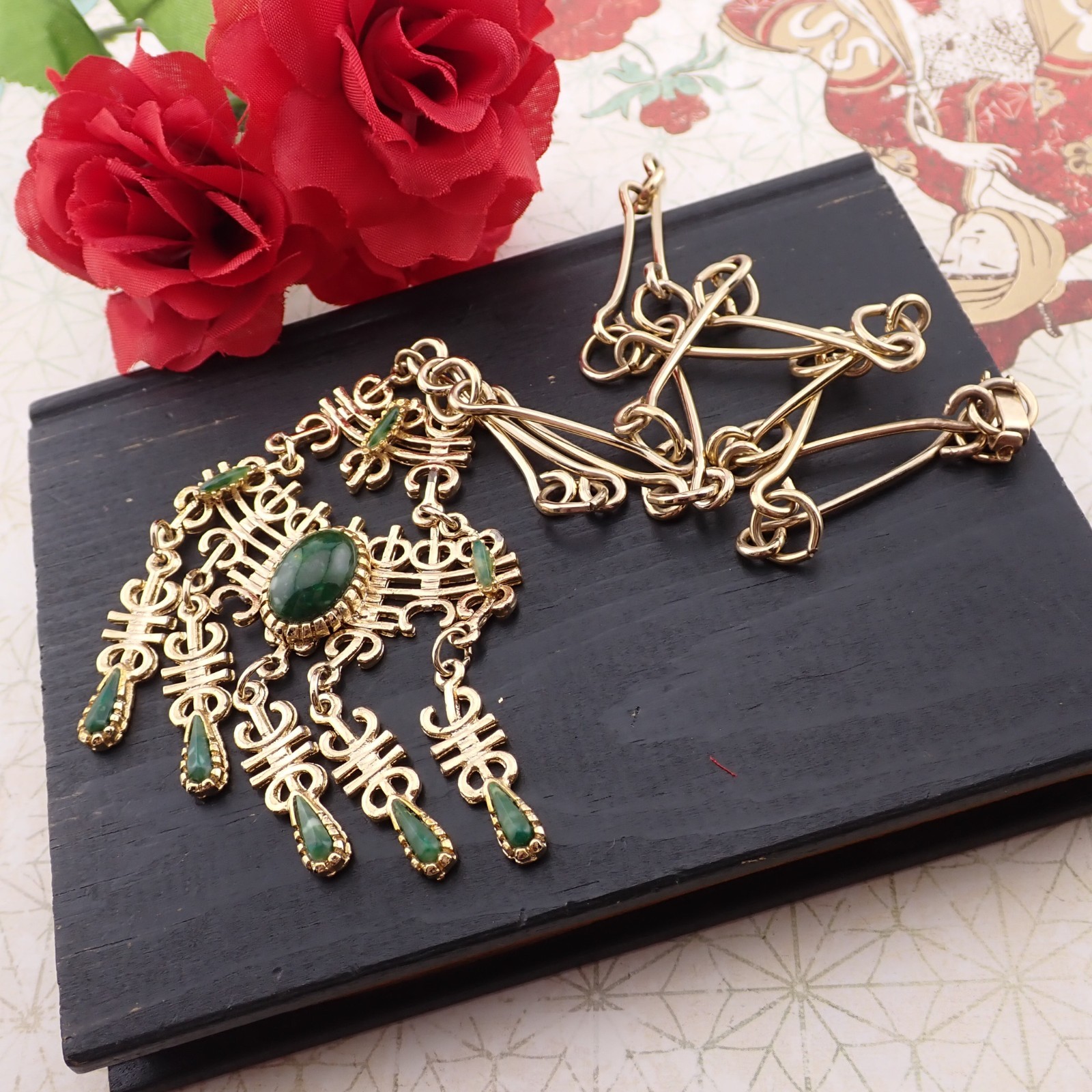 Vintage Green Simulated Jade Asian Themed Dangle 22″ Gold Tone Necklace