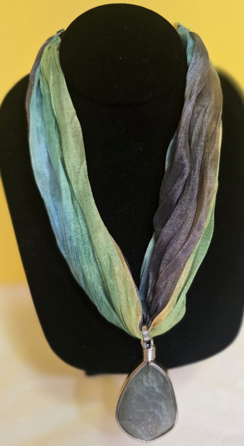 Vtg Bohemian style DRUZY AGATE GEODE PENDANT Scarf Necklace Adjustable closure