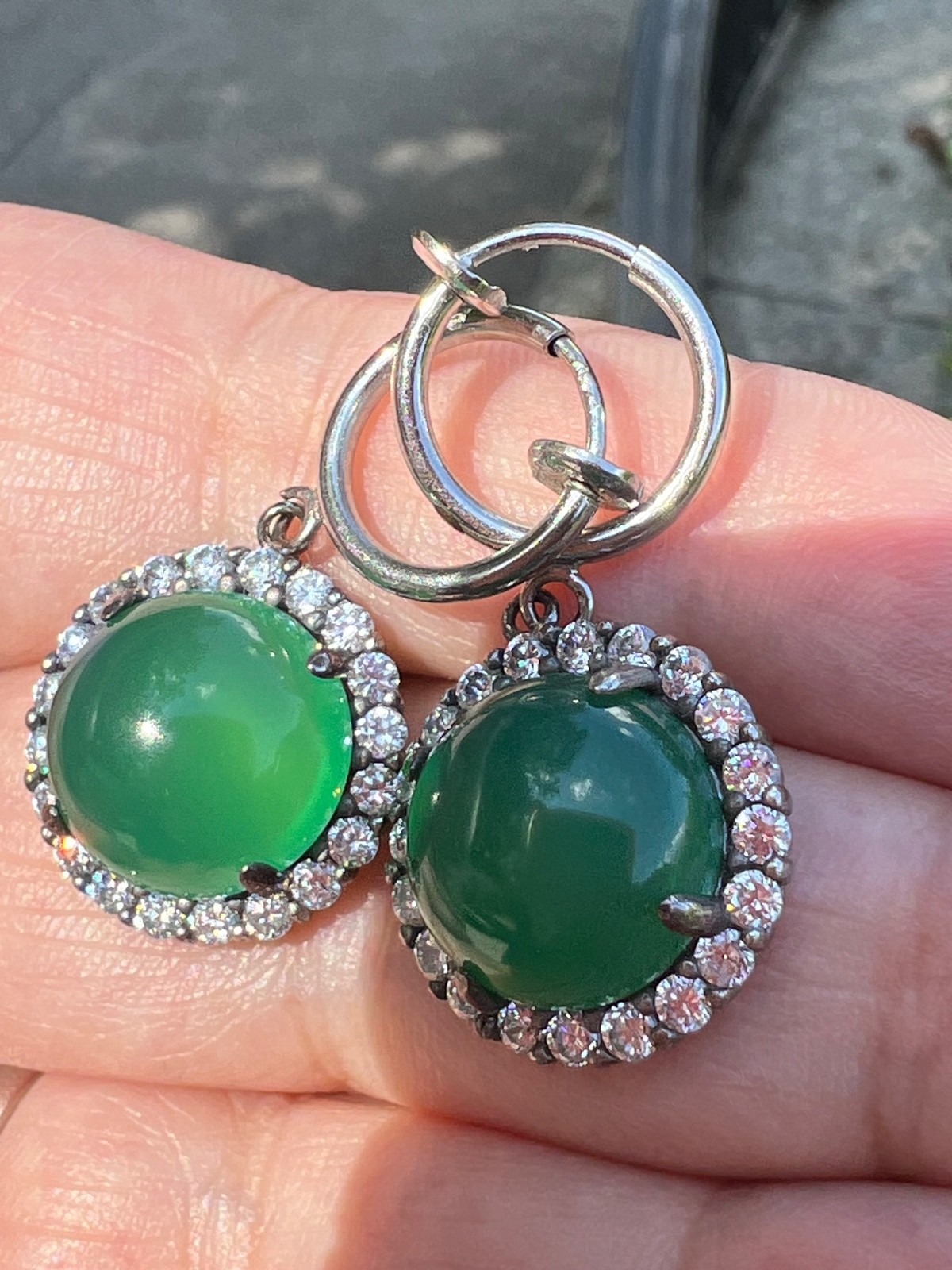 VINTAGE VIVID GREEN CABOCHON STONES DROP DANGLE SILVER TONE HOOP EARRINGS