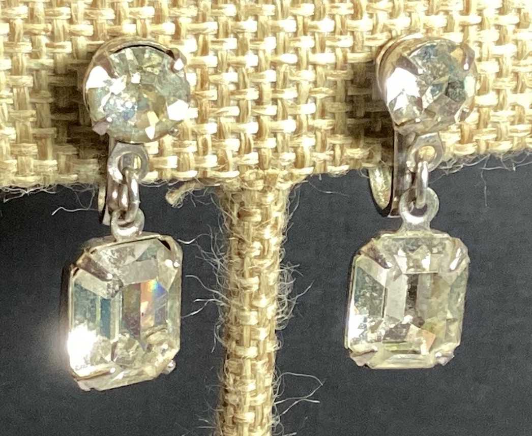 VTG PAIR OF CLEAR DROP-DANGLE RHINESTONE SCREWBACK EARRINGS GORGEOUS SILVERTONE