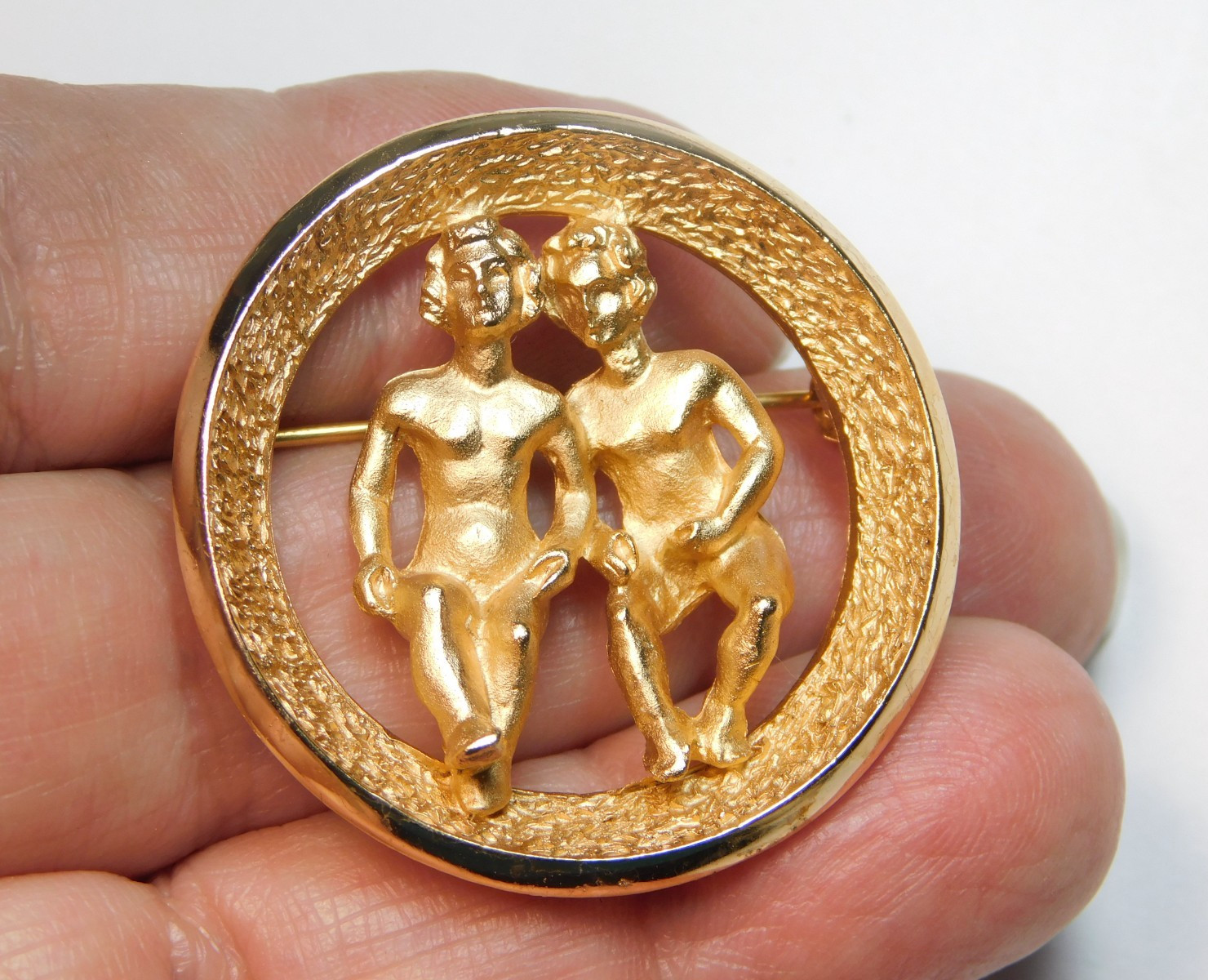 VINTAGE CROWN TRIFARI ZODIAC GEMINI GOLD TONE BROOCH MAY 21 – JUNE 20 ✨