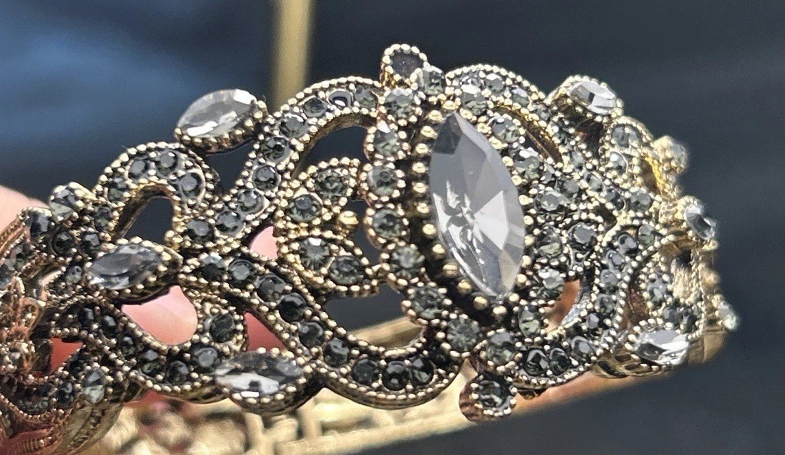 Visson Signed Gothic Smoky Quartz Tone Rhinestone Filigree Hinged Bangle Size 7