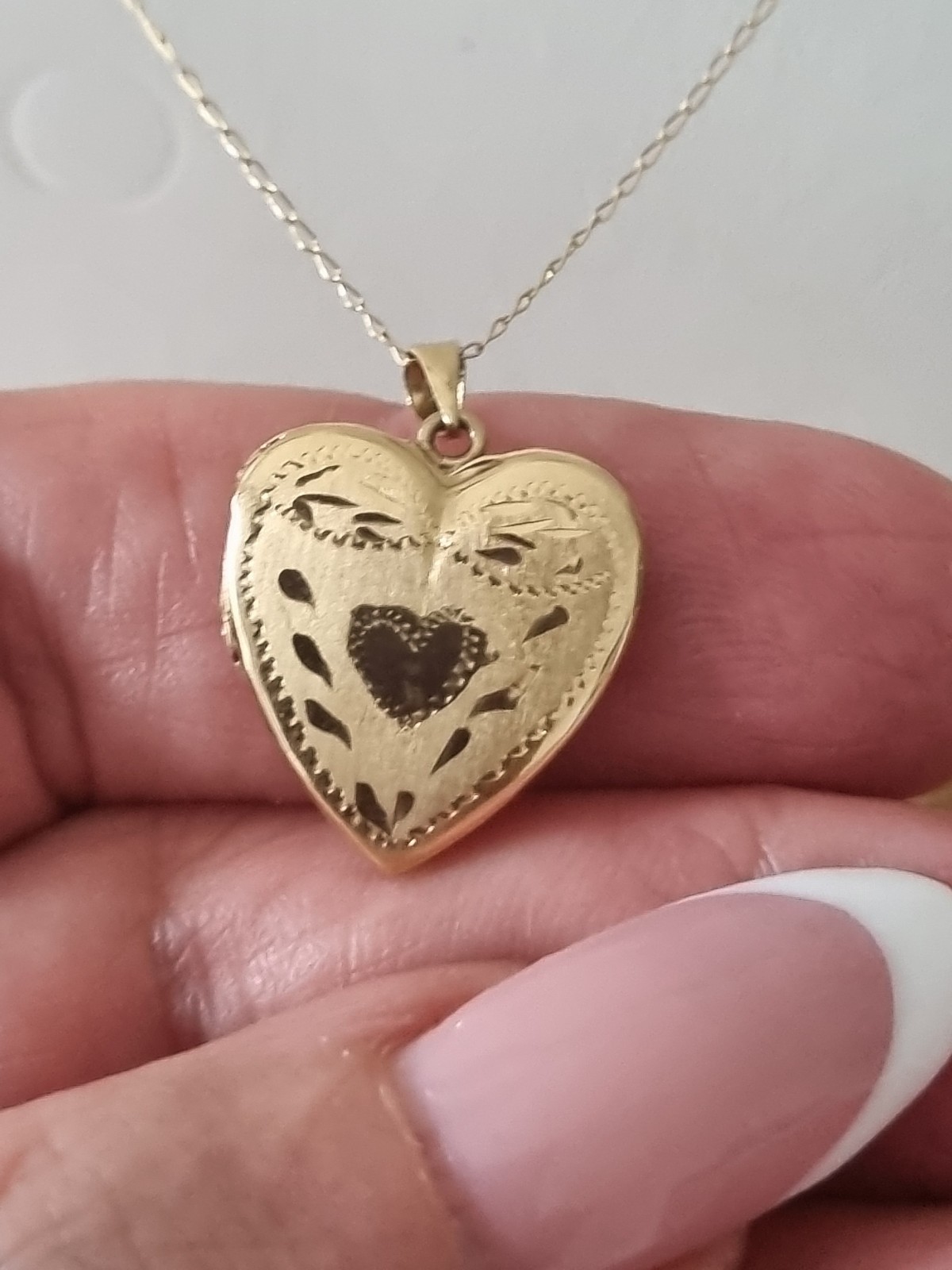 Vintage Solid 14K Yellow Gold Engraved Heart Locket Pendant Necklace 2.6g Video