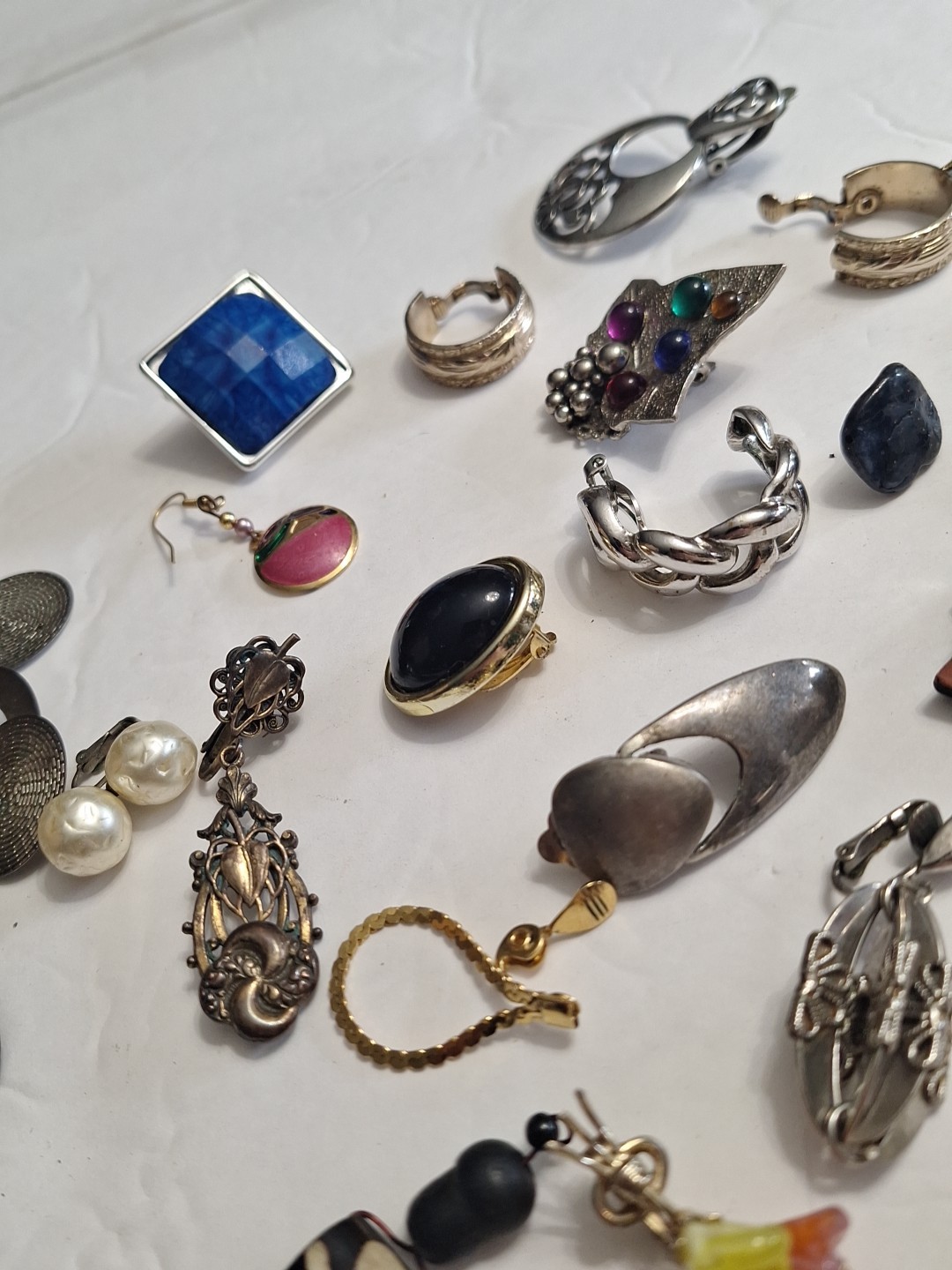 Costume Jewelry Earring Lot 40 pc pre-owned SINGLES AND PAIRS. AS IS . JZ