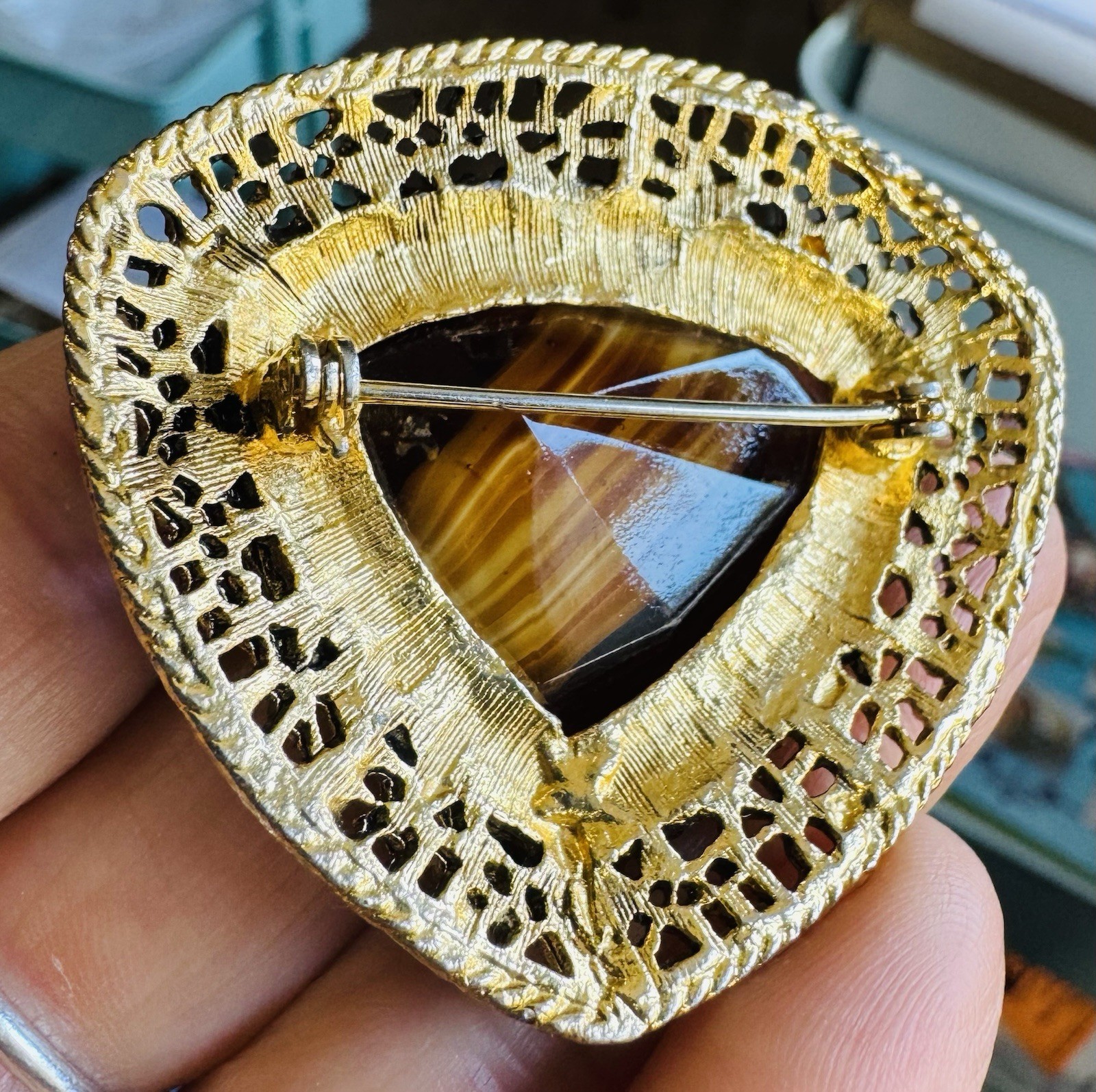 Vintage Gold Tone Filigree Slag Porphyry Agate Art Glass Brooch Pin