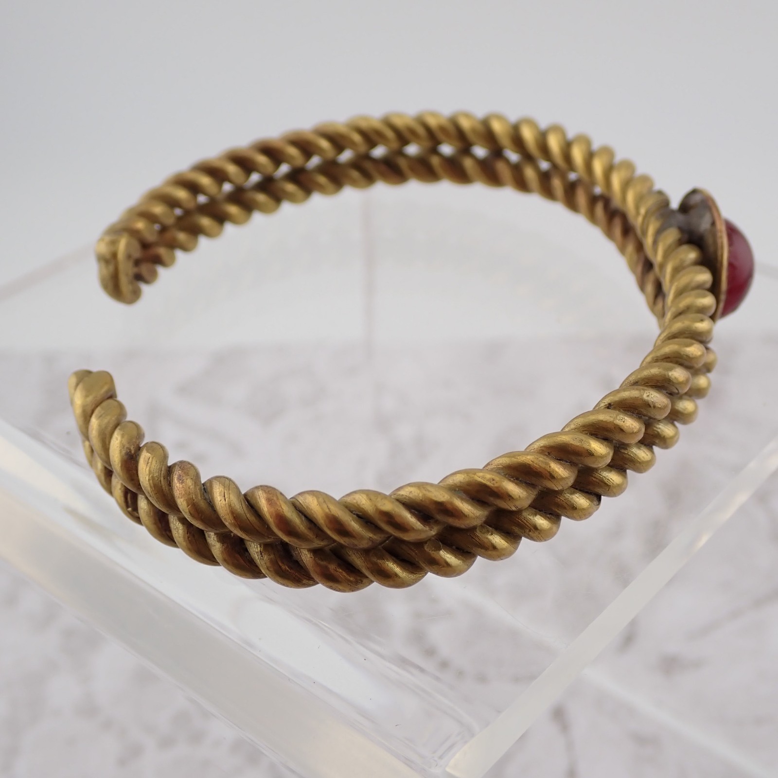 VTG Brutalist Brass Twist Rope Red Glass Distress Cabochon 6 3/4″ Cuff Bracelet