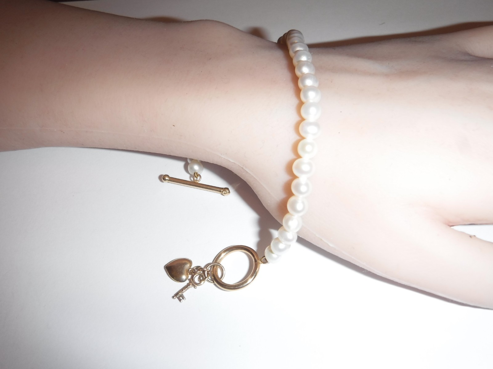 IWI 10 K Solid Gold 3 m/m Cultured Pearl Toggle Bracelet Key & Heart Charm 7.5″