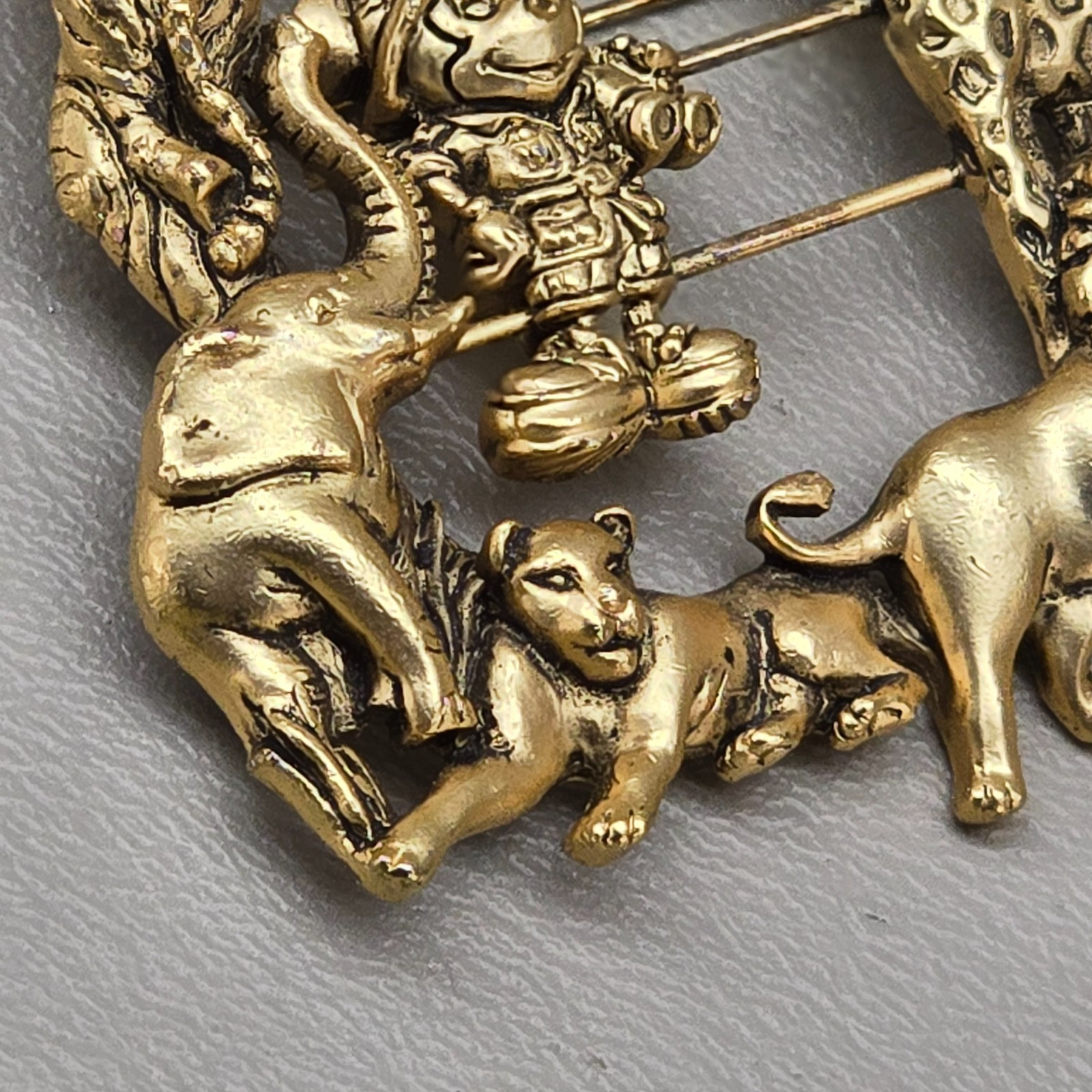 Disney Micky Brooch Pin 1990 Safari Animals Gold Tone Lion Giraffe