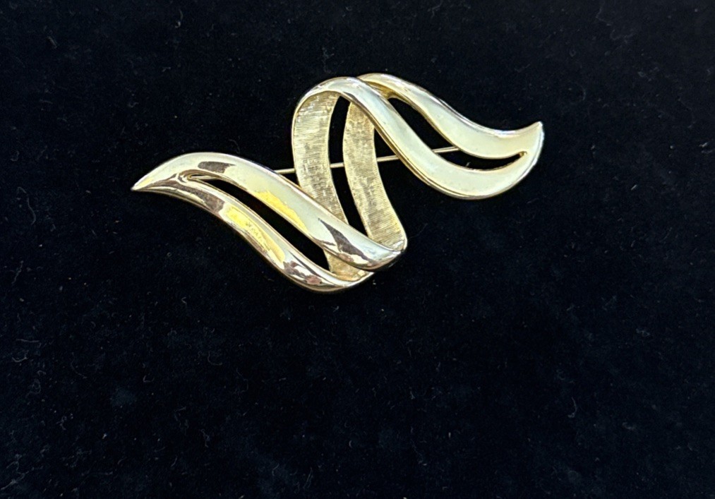 Vintage 1980’s Gold Tone Double Swirl Ribbon Brooch Pin 3” Statement Modernist