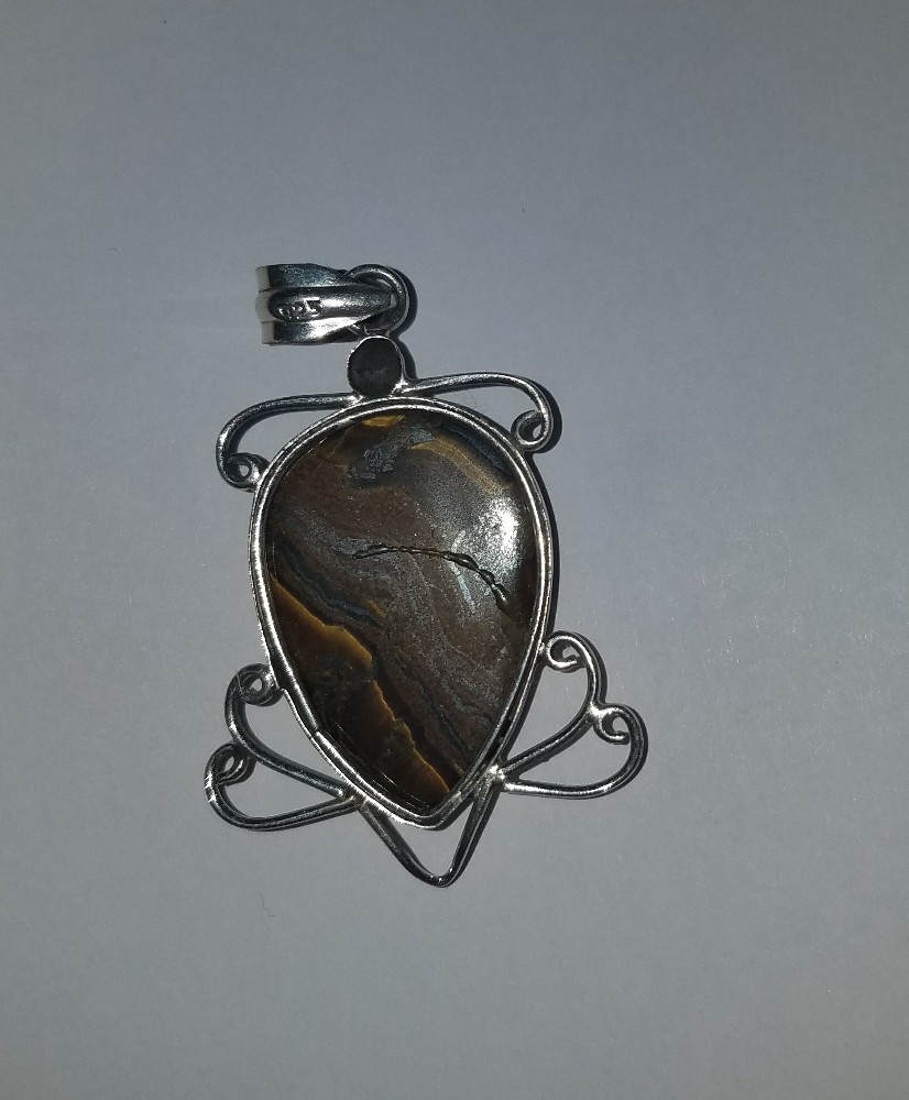 VINTAGE STERLING SILVET AND TIGER’S EYE PENDANT