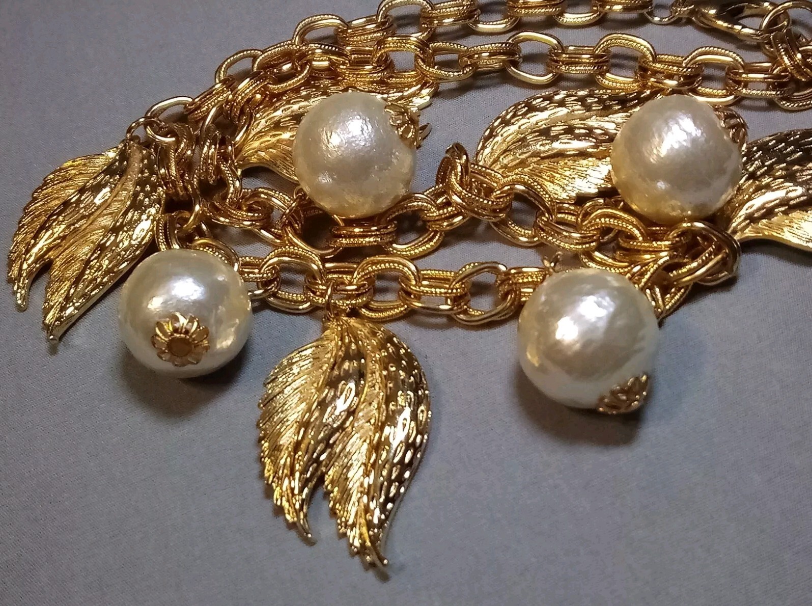 Vintage Gold Tone Double Link Textured Leaves Simulated Pearls Necklace 18-3/4″