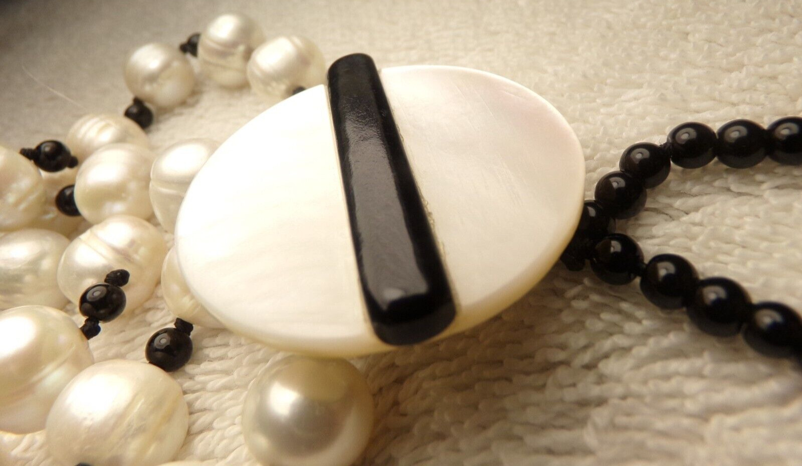 VTG ARTIST LARGE MOTHER OF PEARL FRESHWATER HAND KNOT BLACK ONYX NECKLACE 18.5″