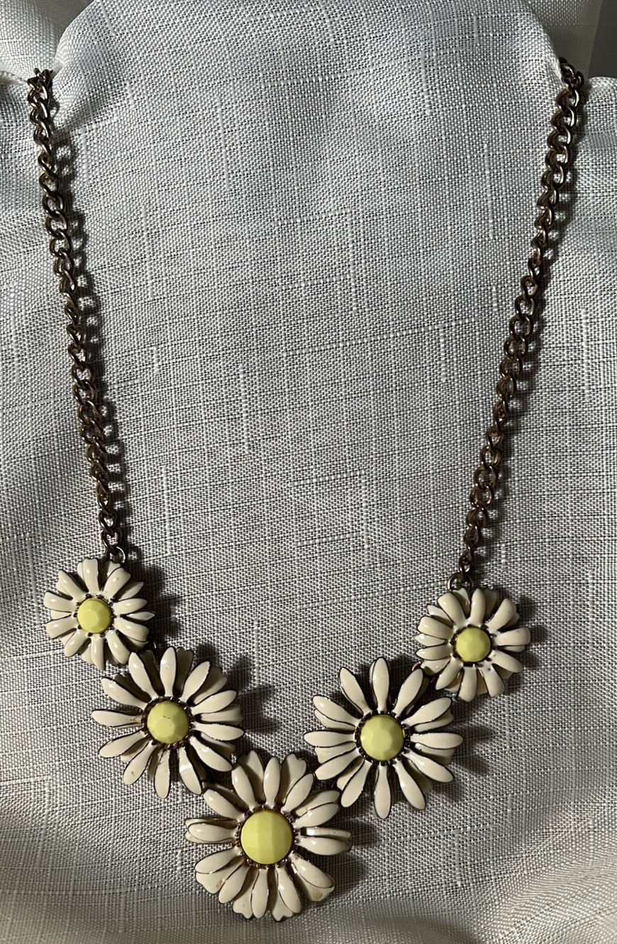 VTG Daisy Cluster Necklace l Cream & Yellow l Center Enamel l Gold Tone